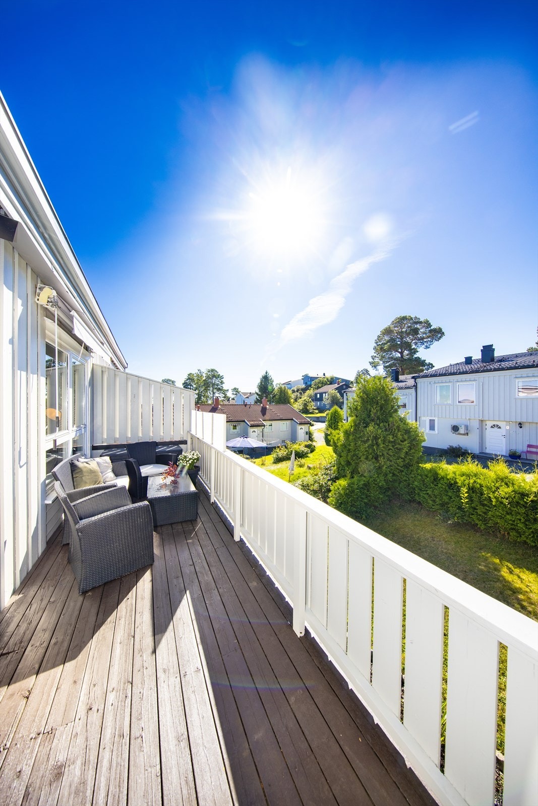 Sørvestvendt veranda med ettermiddags- og kveldssol. Galleribilde