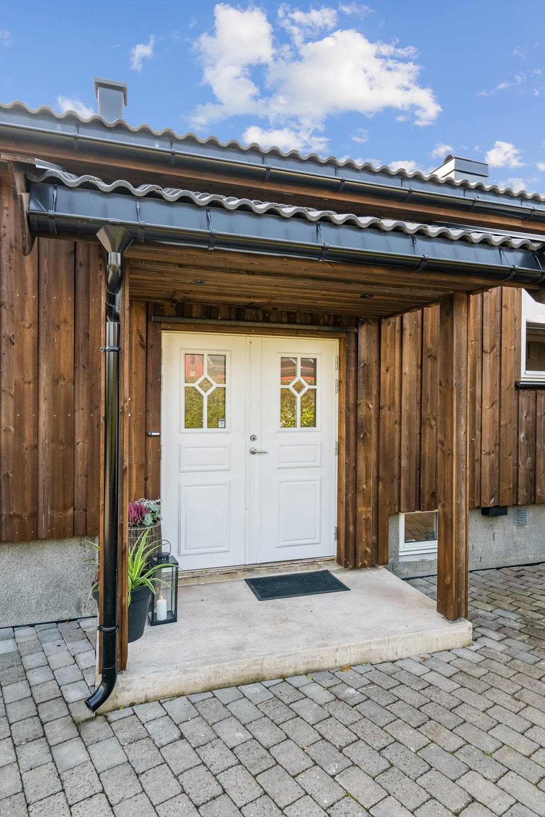 Du ønskes velkommen inn via doble dører. Galleribilde