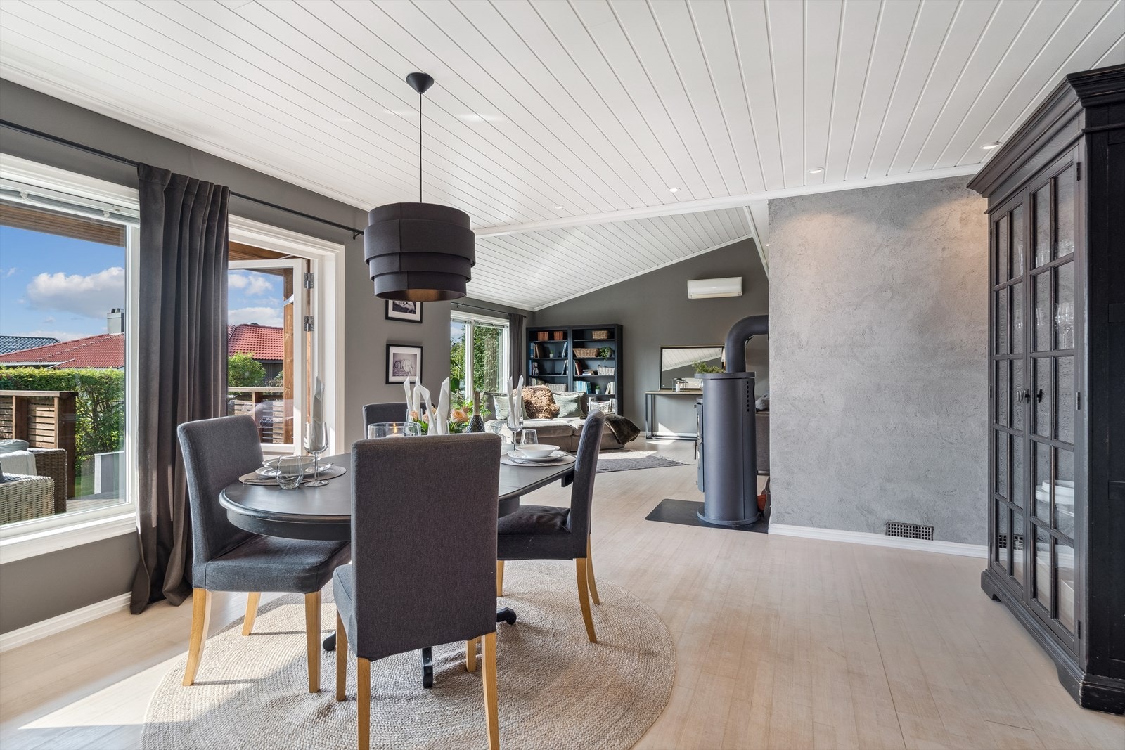 Denne delen av huset oser av god atmosfære! Her er det god takhøyde, moderne innredning og store vindusflater som vender mot den usjenerte hagen. Galleribilde