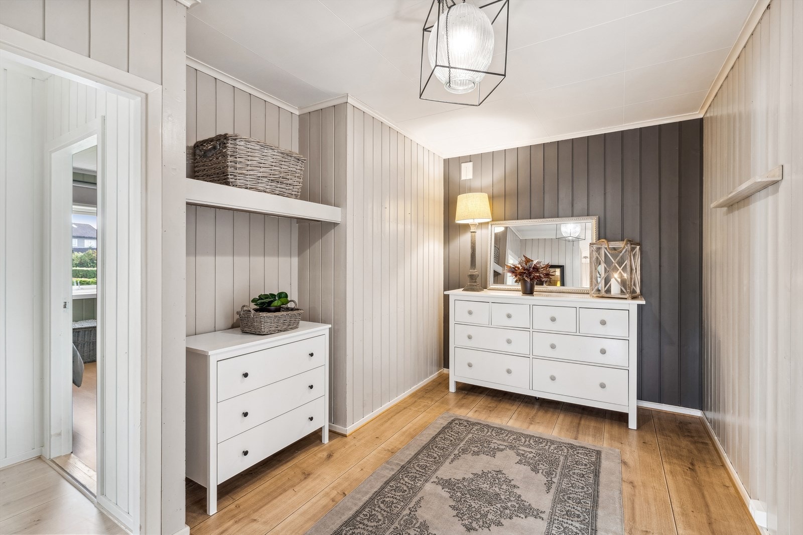 Romslig hall med gode oppbevaringsmuligheter. Galleribilde