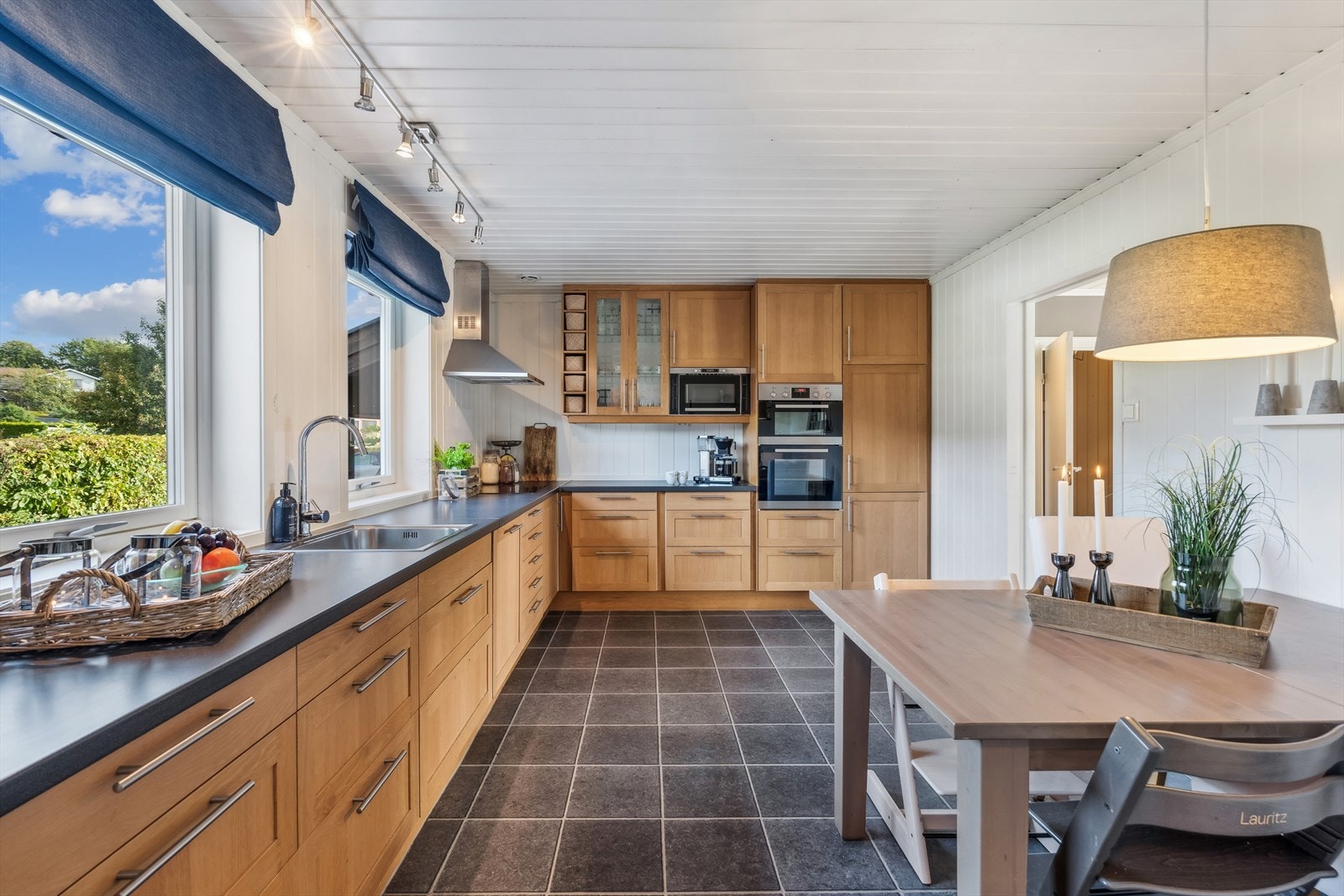 Dette huset har et stort og deilig kjøkken med både spiseplass og masse naturlig lys . Galleribilde