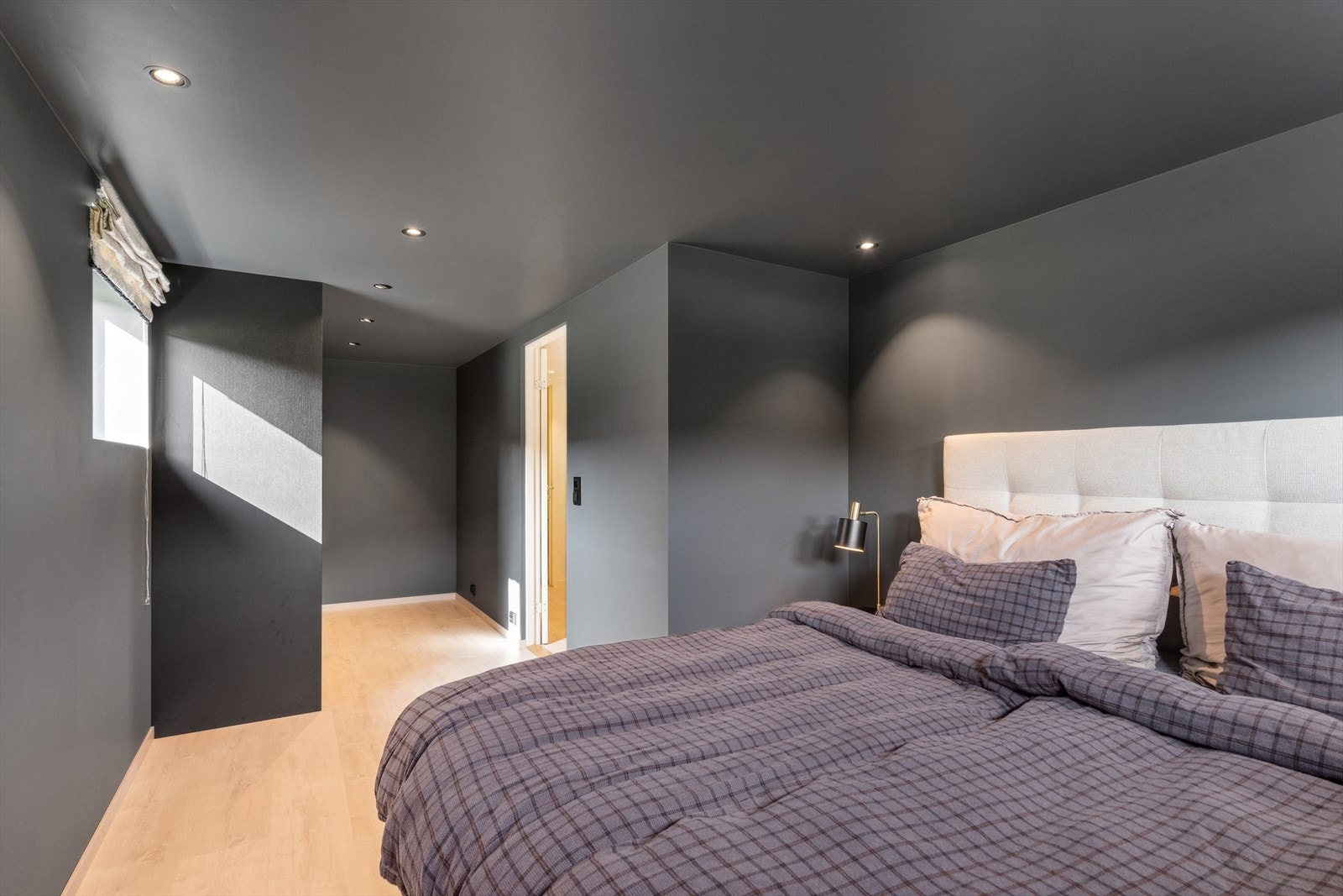 Denne delen er lekkert innredet med moderne slette listeløse vegger og moderne fargevalg. Galleribilde
