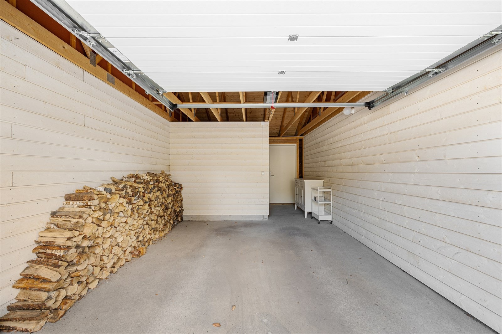 Garasje med god plass og bod i bakkant. Galleribilde