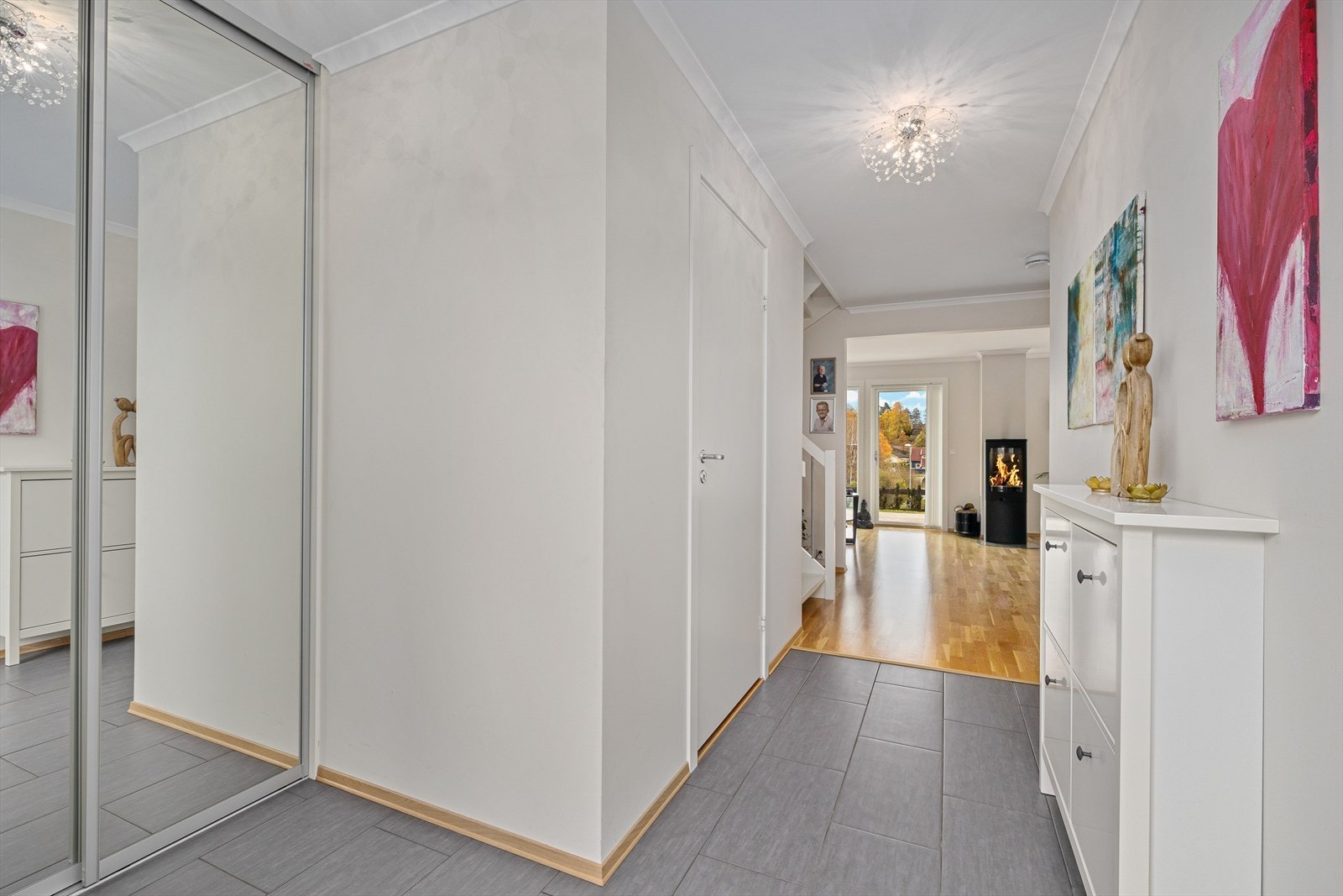 Velkommen inn! I gangen er det praktisk skyvedørsgarderobe samt solide fliser med gulvvarme. Galleribilde