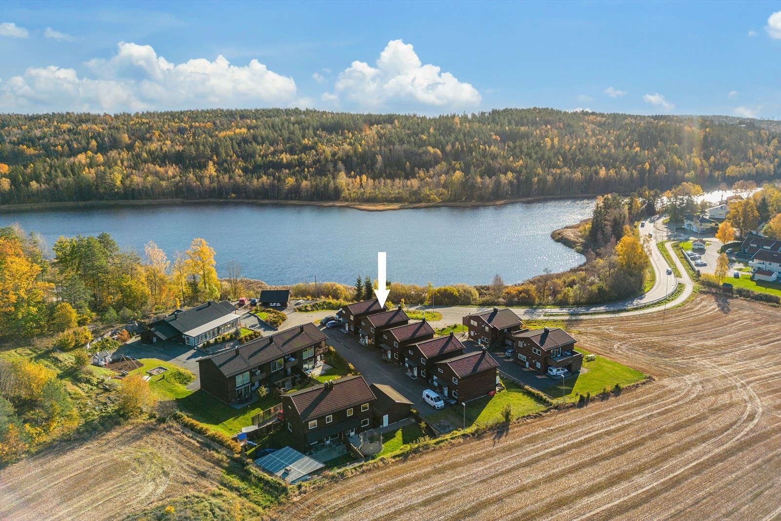 Nydelig beliggenhet ved Gallisvannet og kort vei til Kodal sentrum. Galleribilde