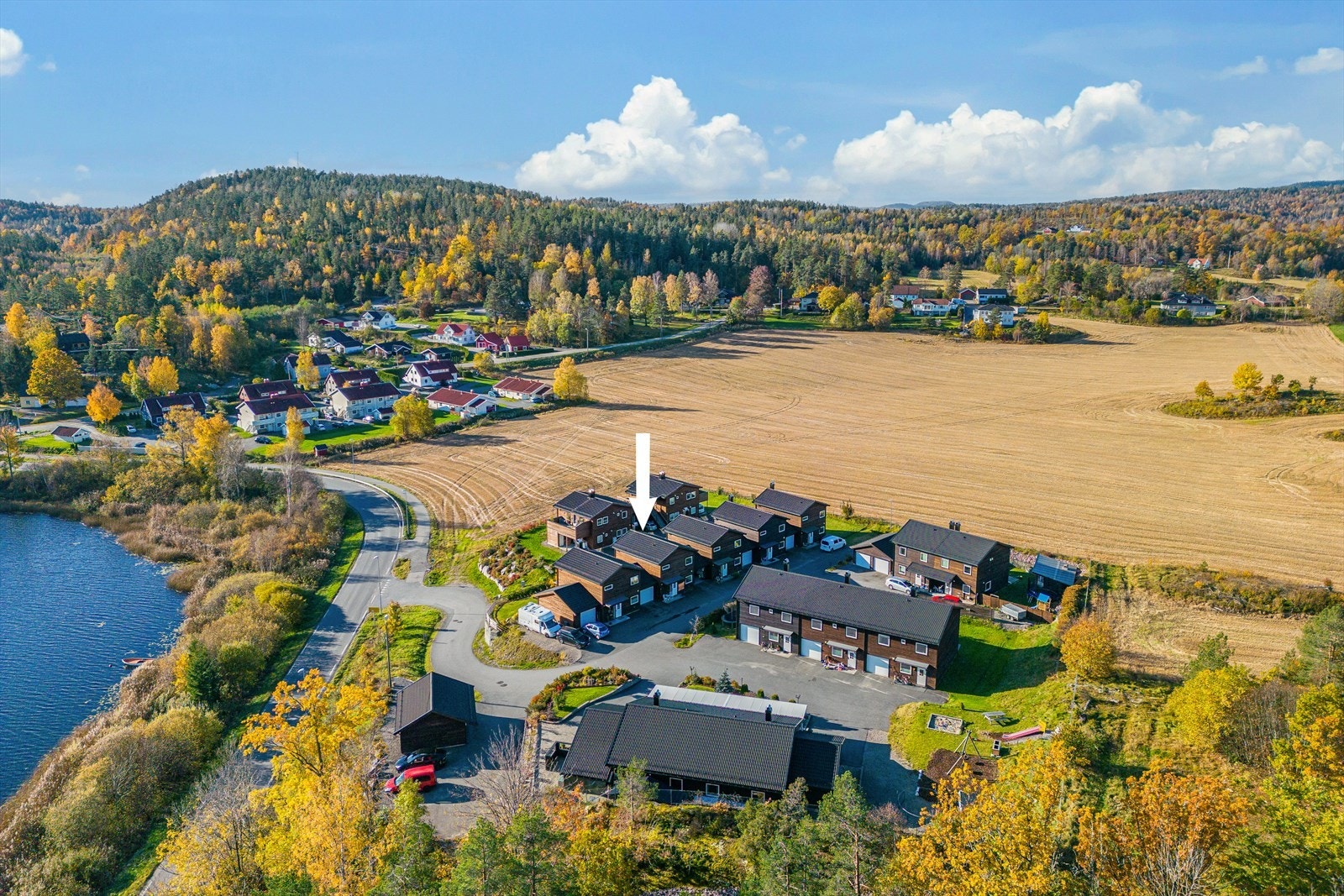 Landlig, men allikevel sentralt. Det er med bil ca. 17 minutter til Sandefjord sentrum og ca. 23 minutter til Tønsberg sentrum. Galleribilde