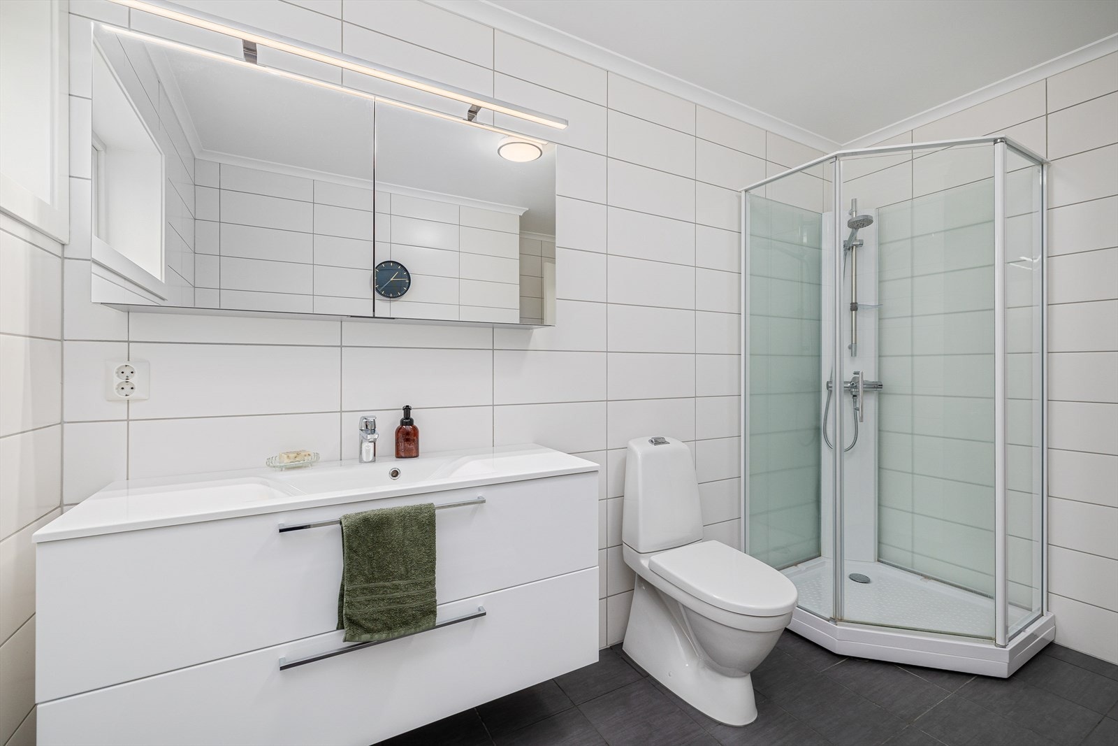 Inneholder dusjkabinett, wc, overskap og underskap med servant. Galleribilde