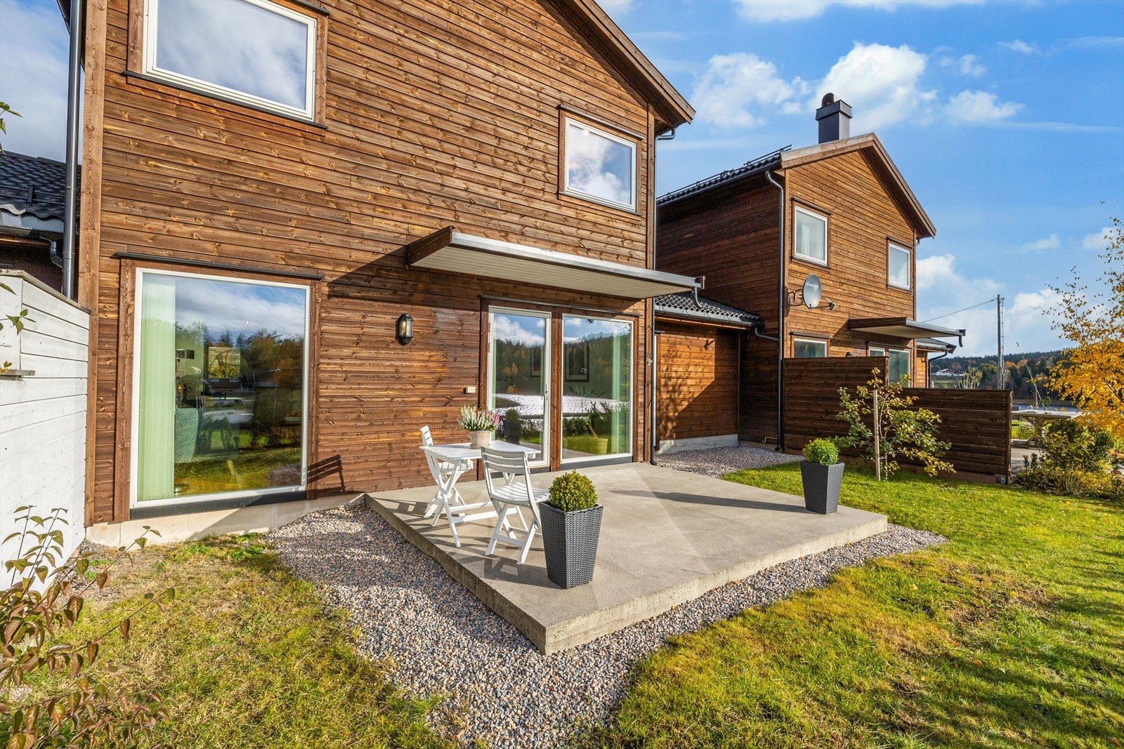 Støpt terrasse. Gode solforhold her. Galleribilde