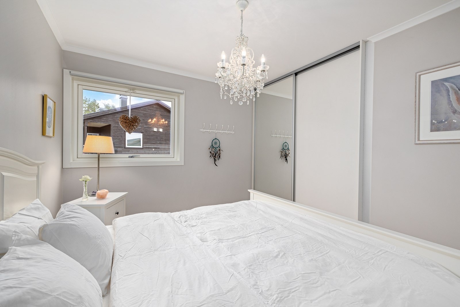 Lekkert hovedsoverom med skyvedørsgarderobe. Galleribilde