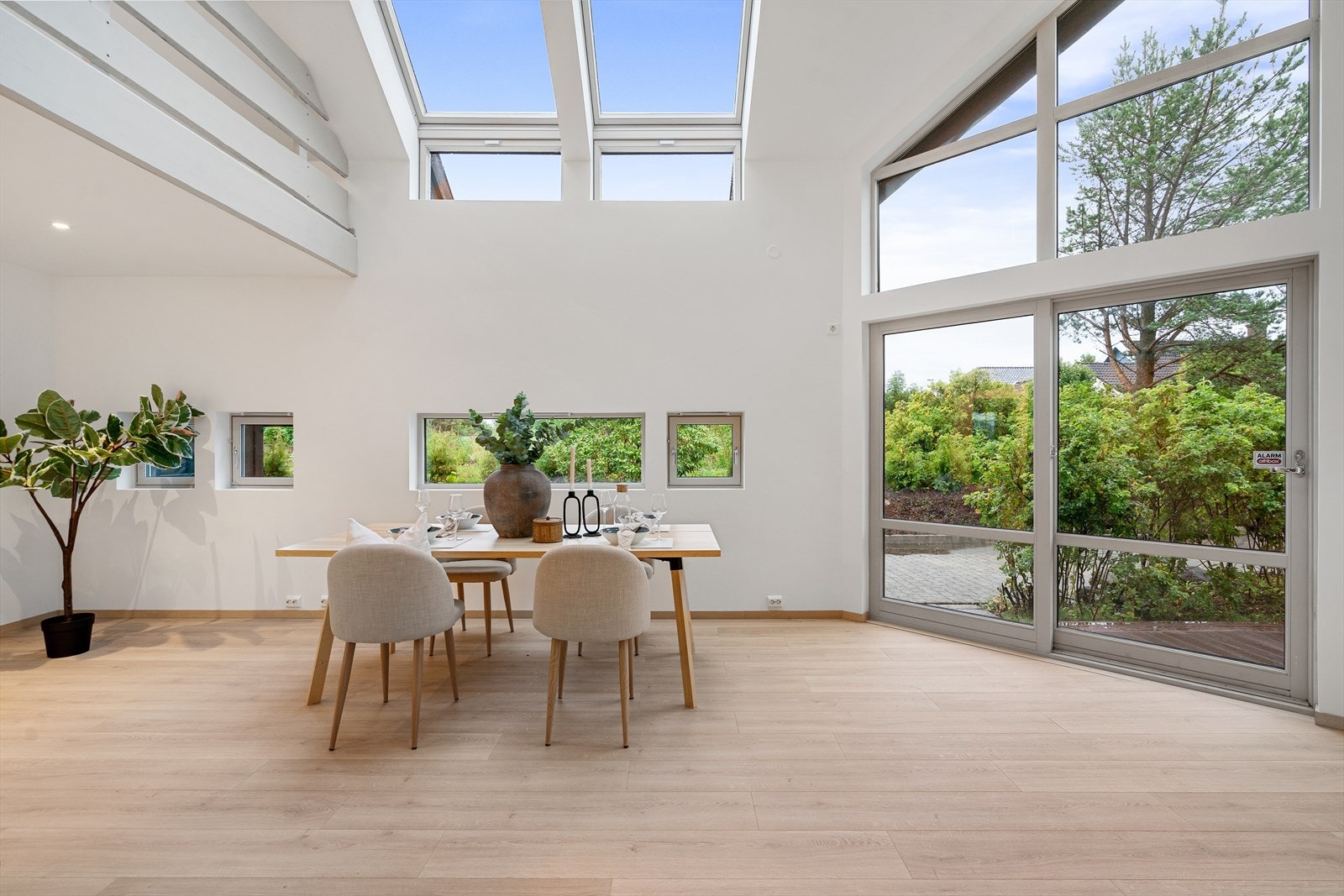 Lekker nordisk stil med rene linjer, store vindusflater og generøs takhøyde. Galleribilde