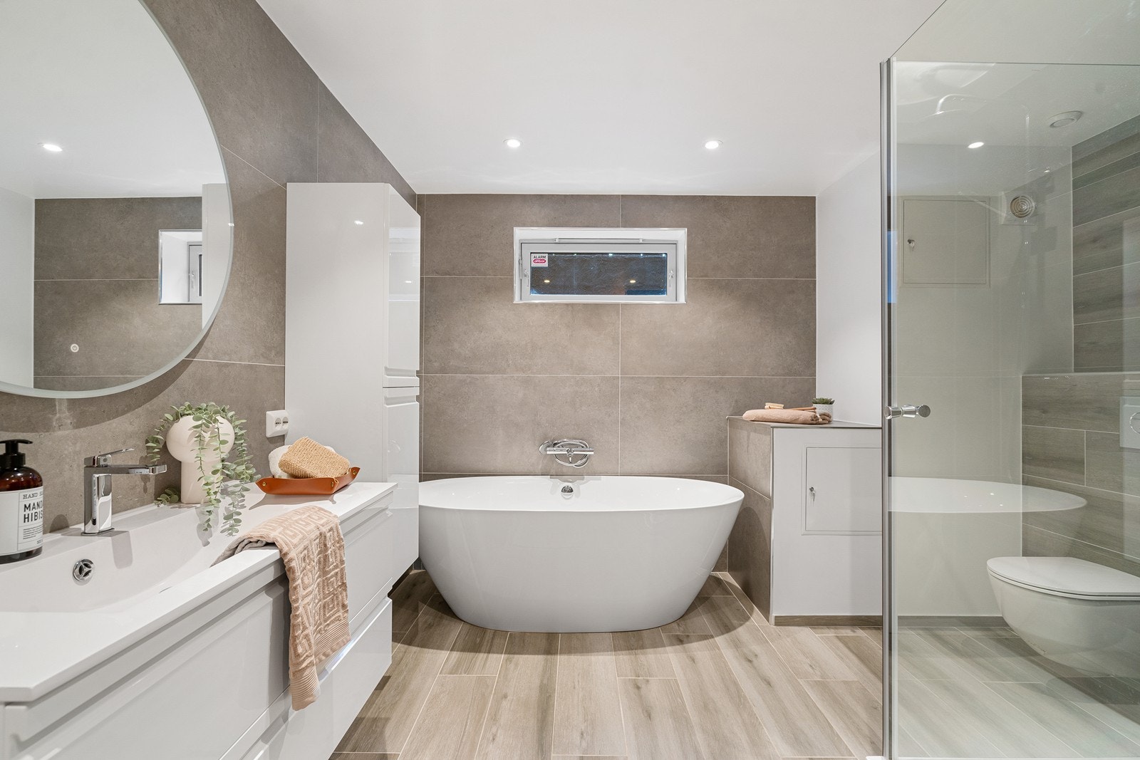 Dette badet har alt! Vegghengt toalett, vask i servantskap, badekar, dusj og badstu. Galleribilde