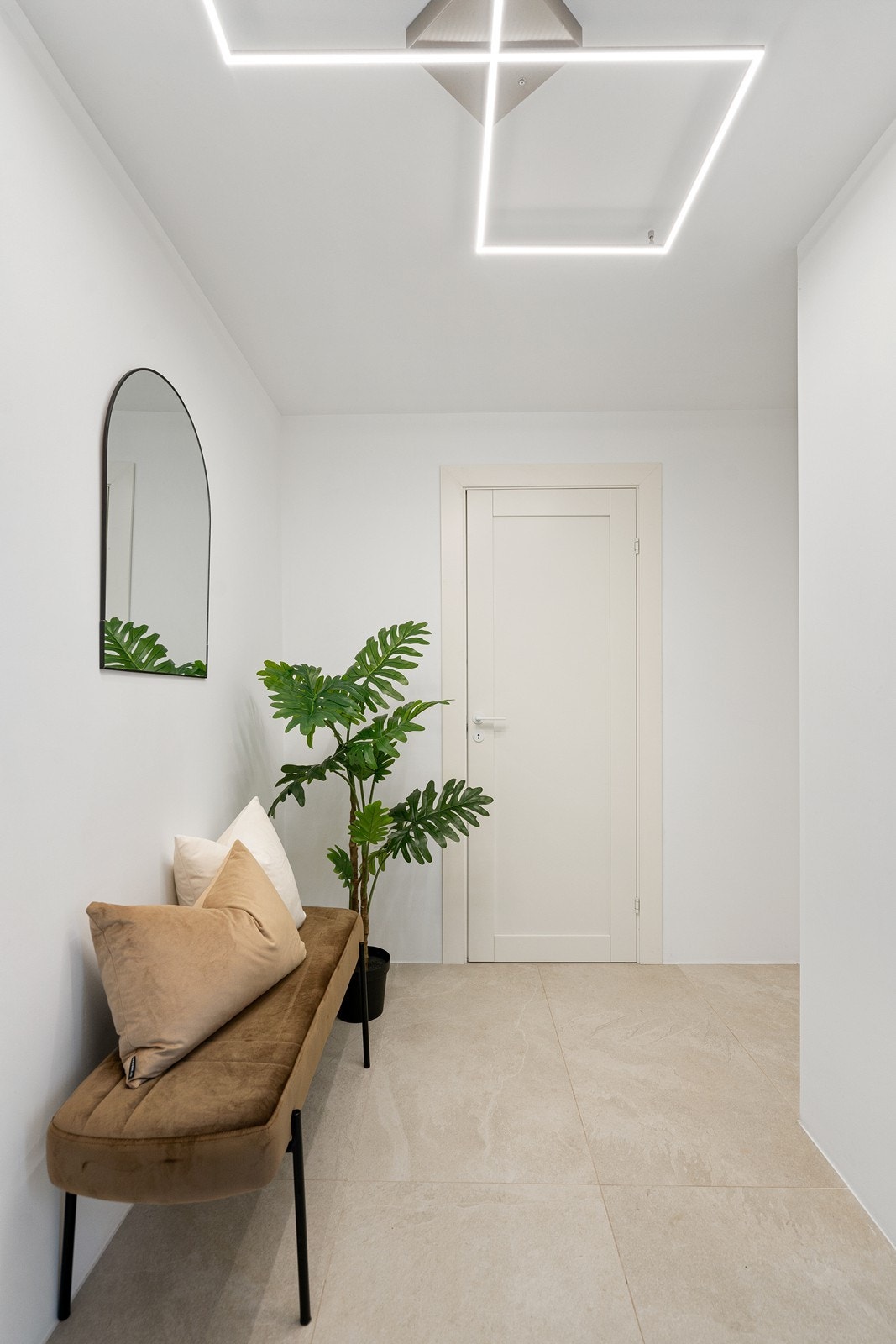 Lys og flott gang med fliser på gulv. Galleribilde