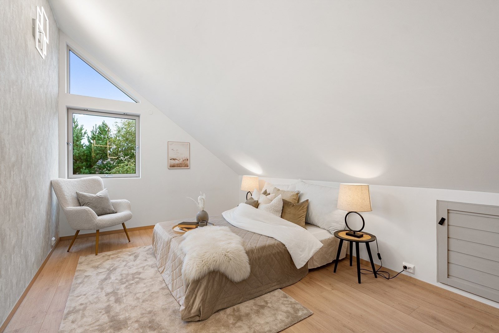 Romslig soverom med god plass til soveromsmøblementer. Galleribilde