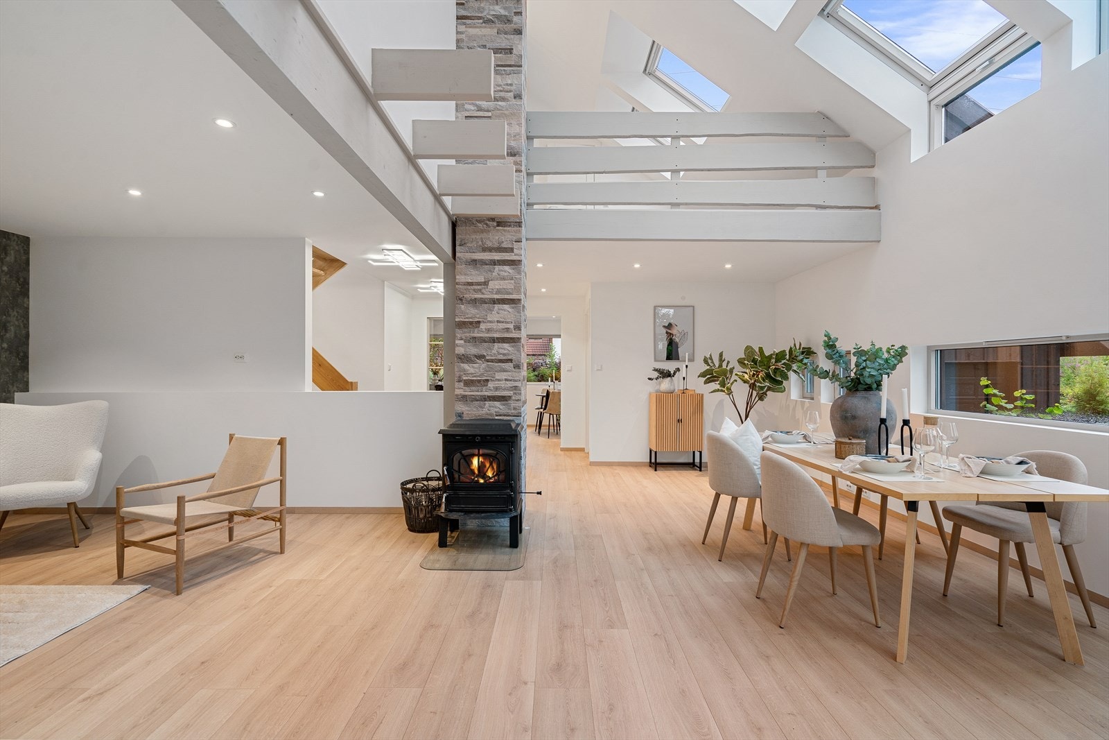 Stuen er det perfekte rommet for sosiale sammenkomster, avslapping og peiskos. Galleribilde