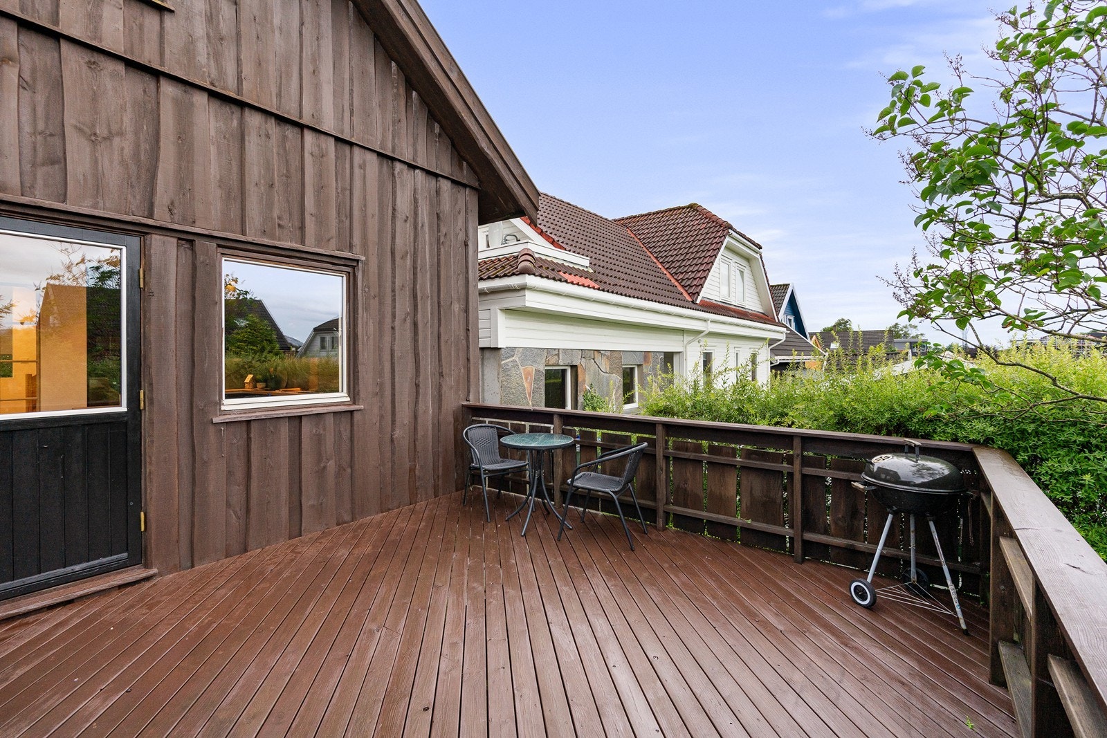 Romslig terrasse med plass til flere sittegrupper. Galleribilde