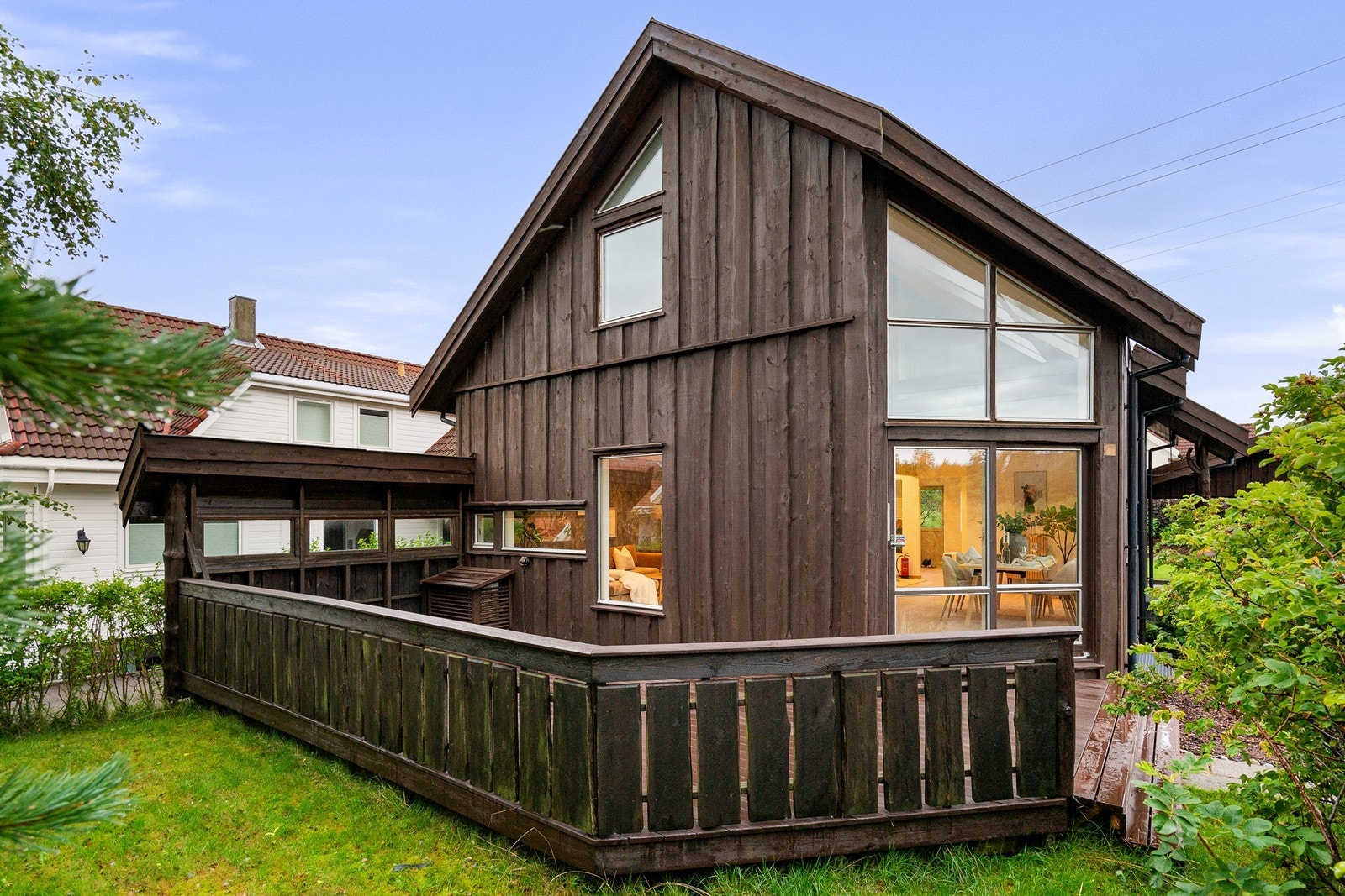 Pent opparbeidet uteområde med terrasse og hage. Galleribilde