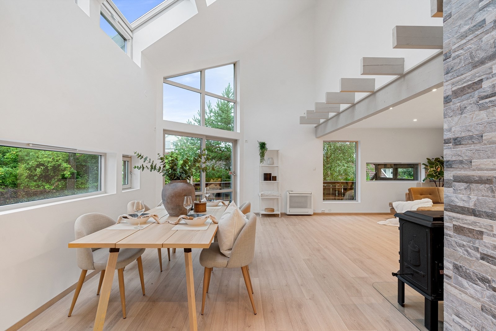 I stuen er det både vedovn og varmepumpe som sørger for behagelig temperatur. Galleribilde