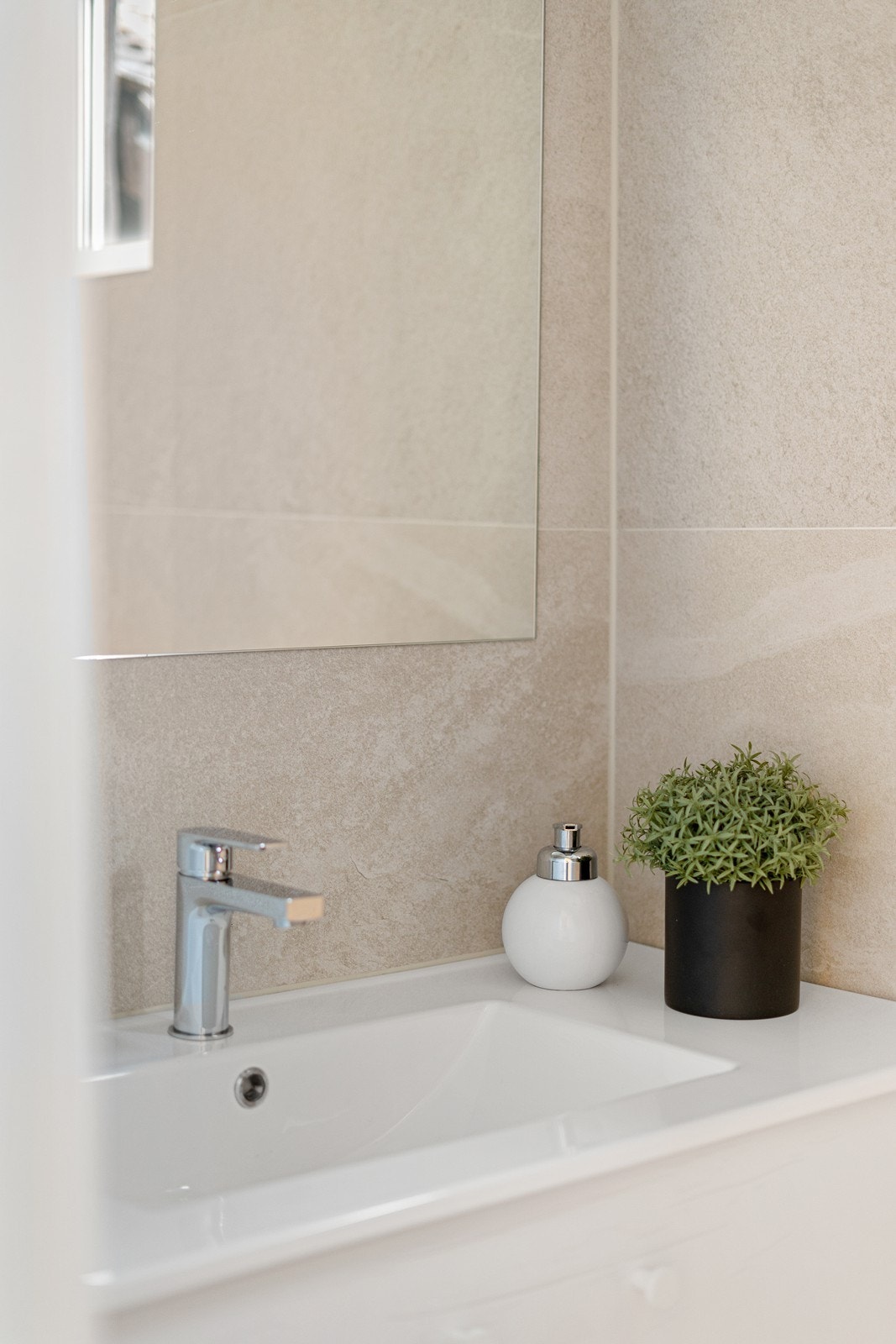 Vegghengt baderomsinnredning øker den gode romfølelsen og gjør rengjøringen enklere. Galleribilde