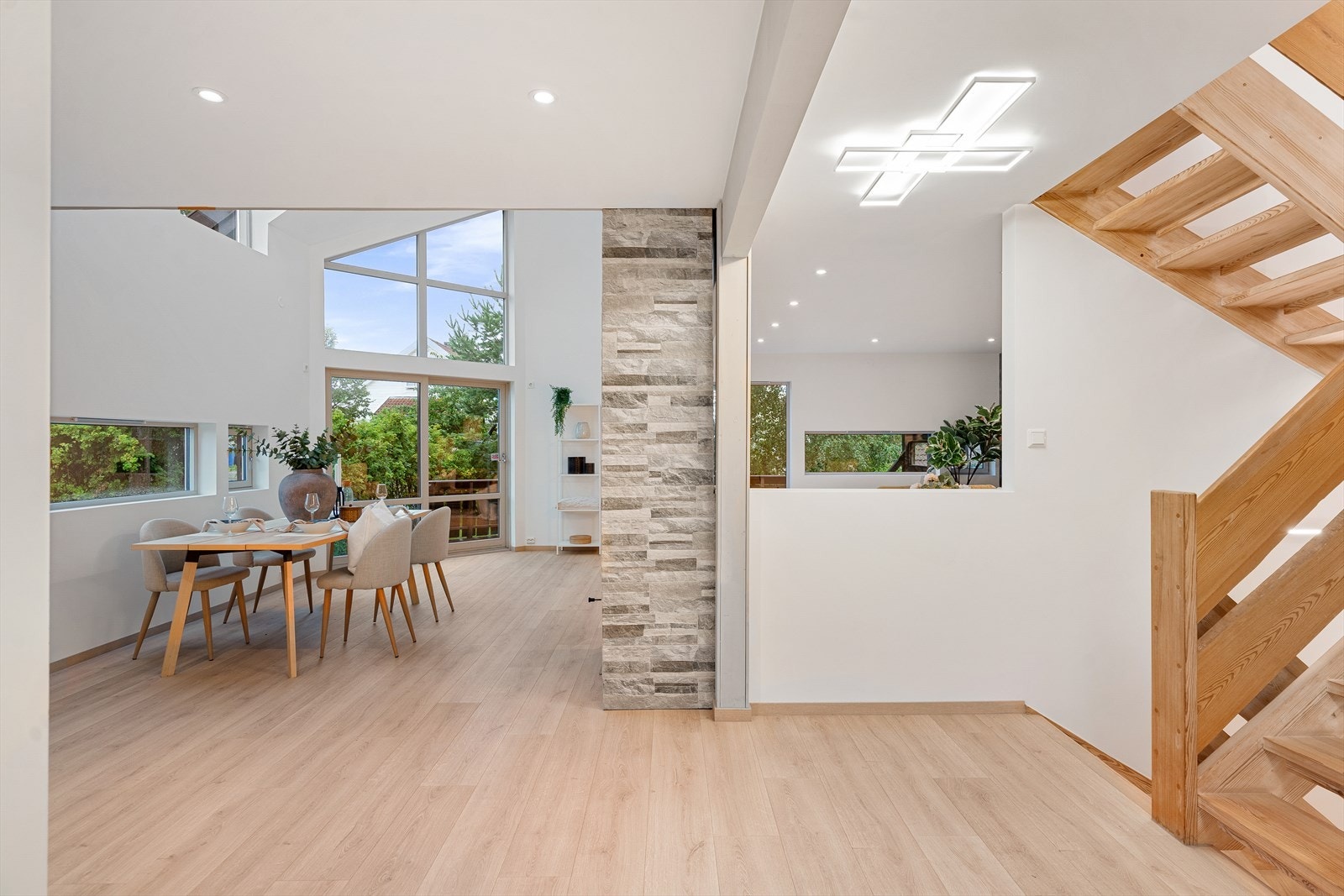 God plass til å dekke langbord. Galleribilde