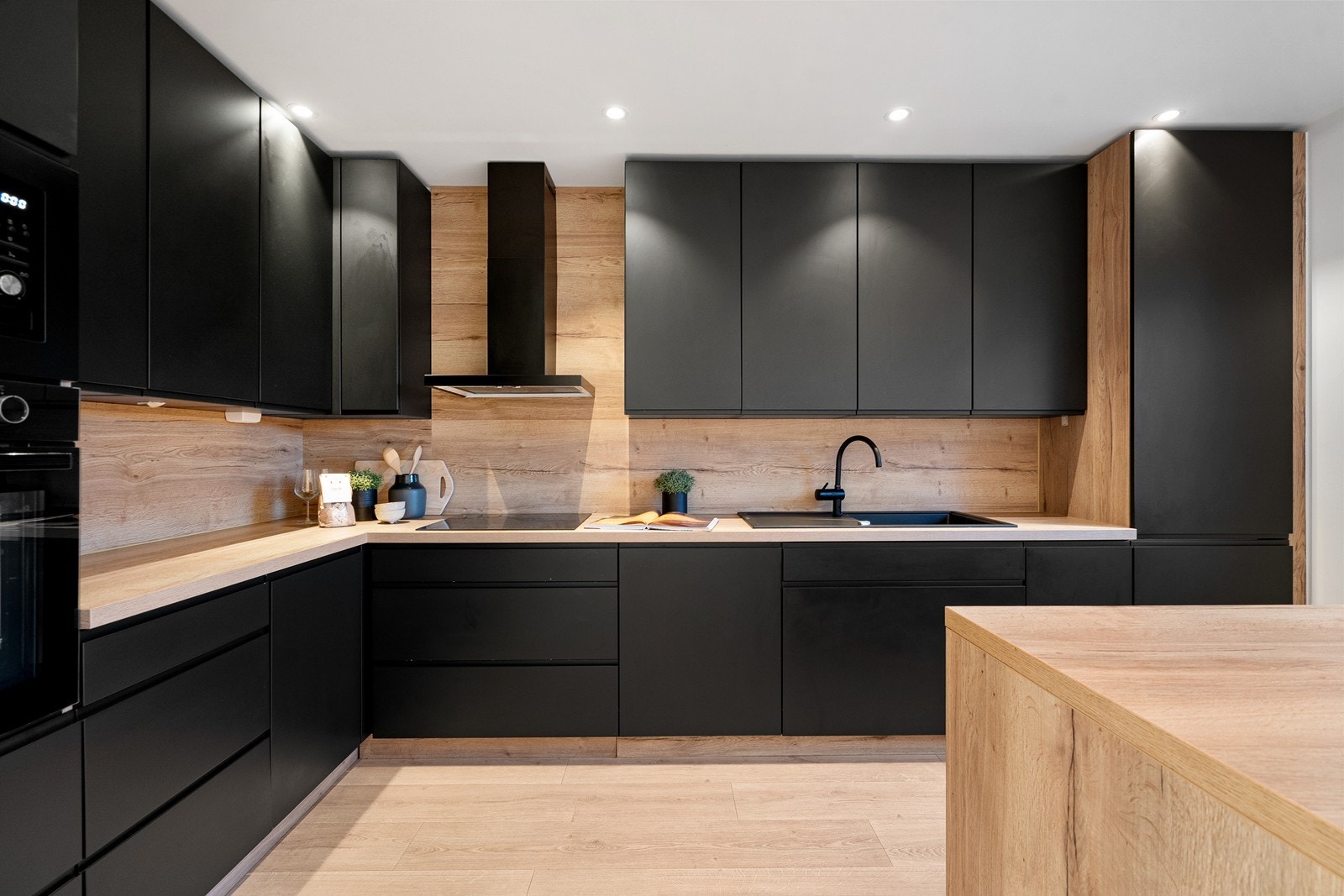 Tremønstret benkeplate utgjør et varmt element i interiøret. Galleribilde