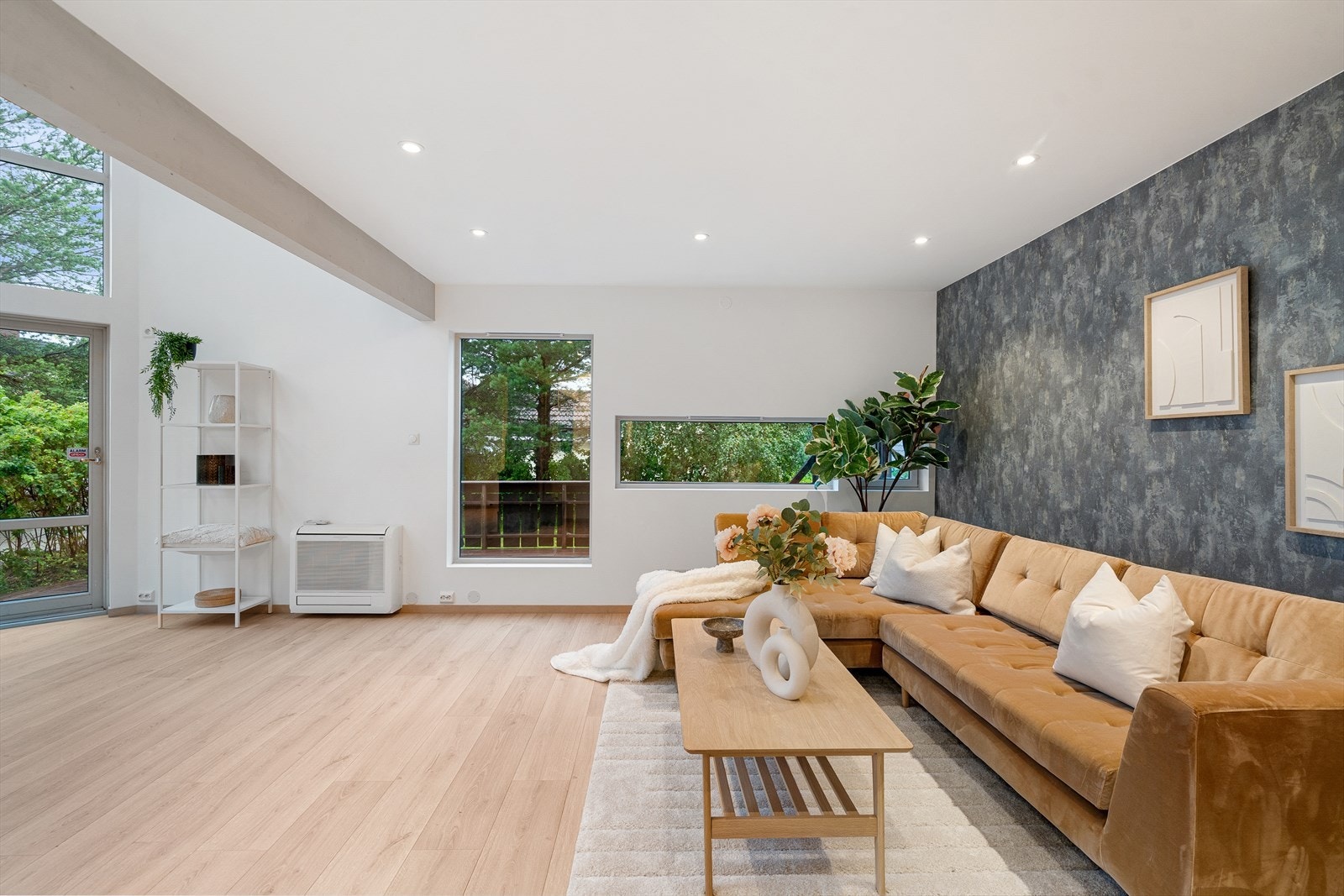 Den mørke veggen utgjør en luksuriøs ramme for kontrast og nøytral innredning. Galleribilde