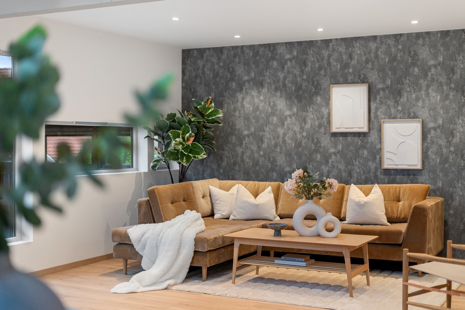 Den lyse fargeskalaen er nøye avstemt og det eneste som bryter med det dempede uttrykket er den mørke konrastveggen. Galleribilde