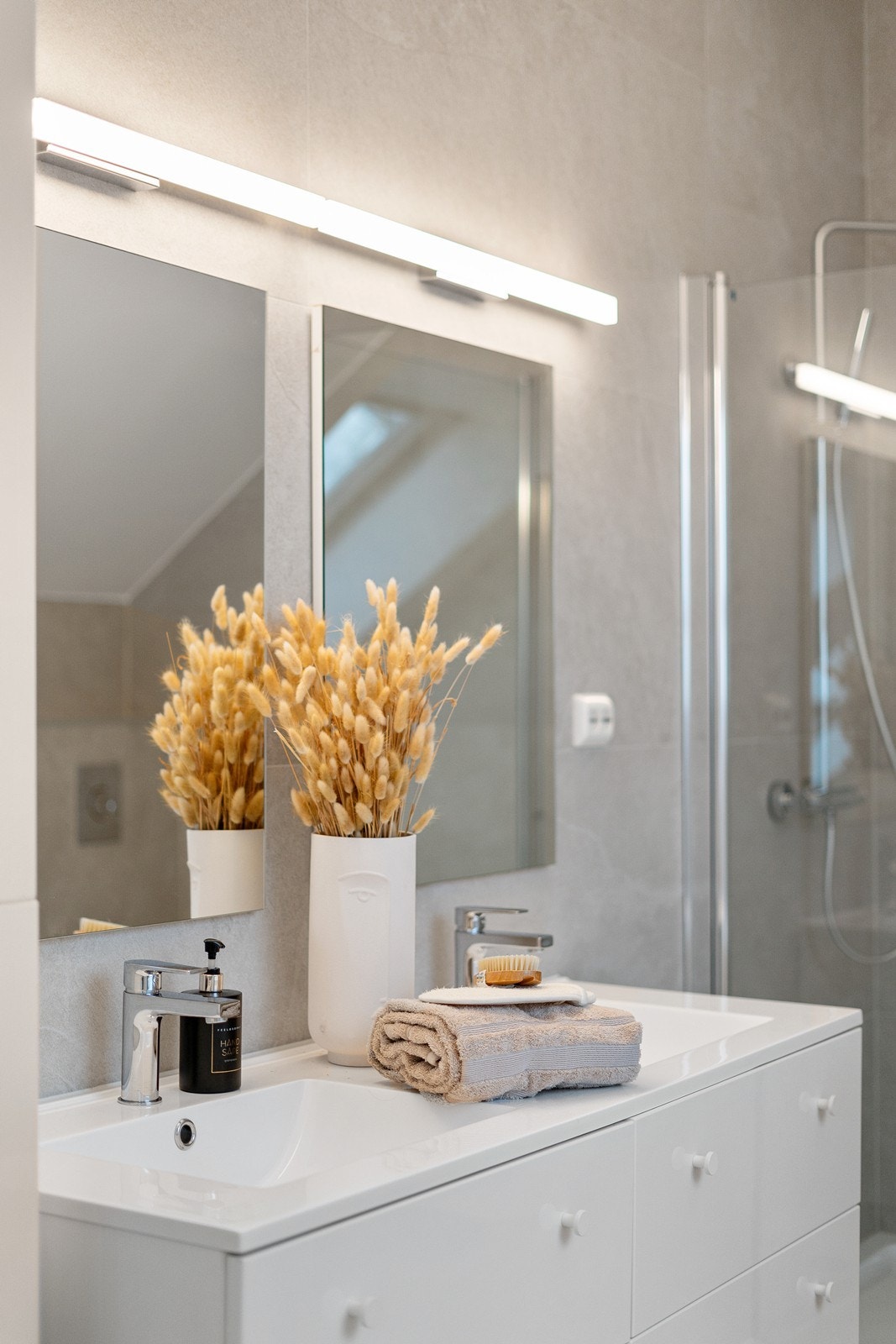 Trendy og nett baderomsinnredning i hvit matt overflate. Galleribilde