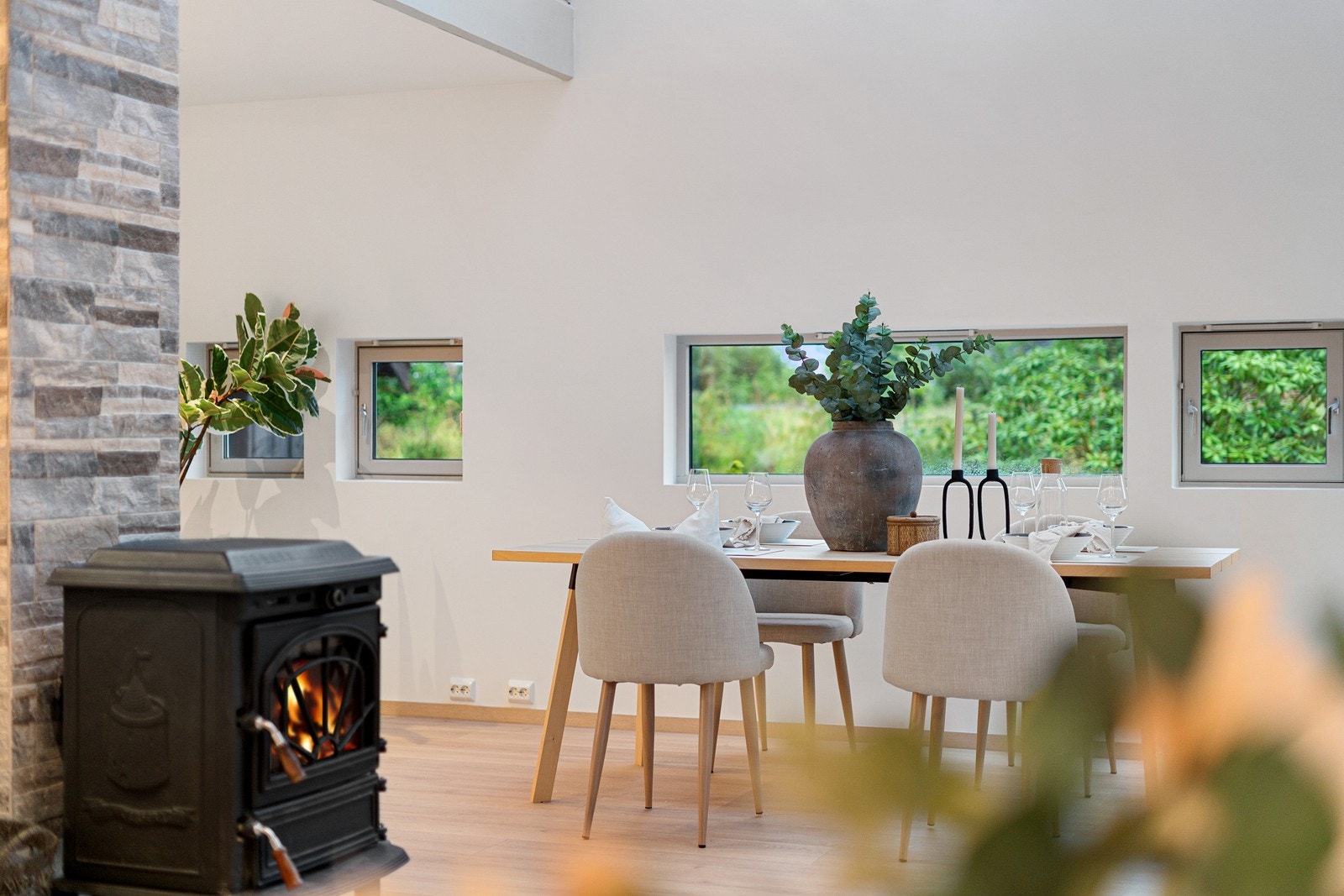 Lyse vegger og dagslys som strømmer inn gjør at et rom umiddelbart føles større. Galleribilde