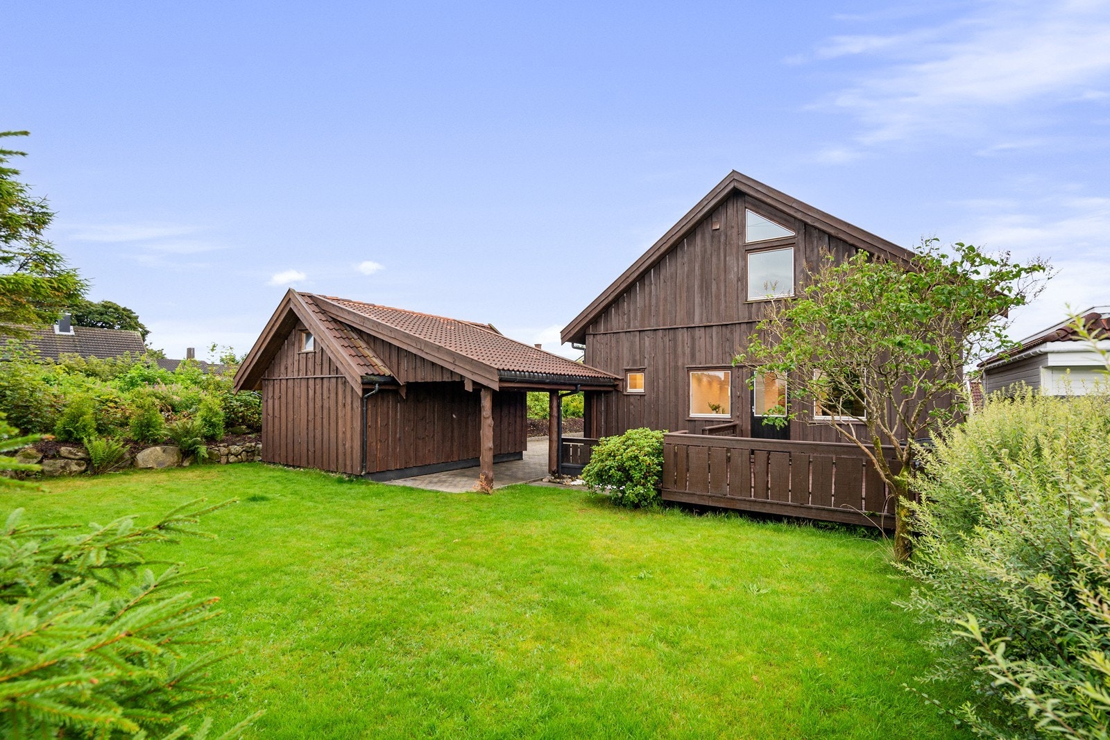 Lun og skjermet hage med rikelig av plass for barna å leke og utforske. Galleribilde