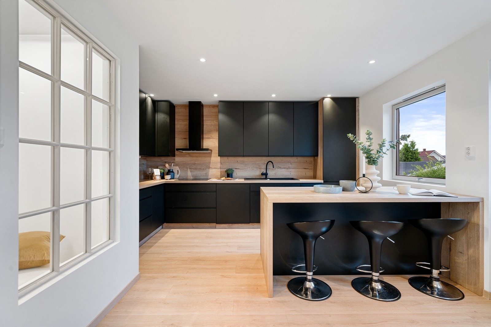 Råtøft kjøkken i en sort utførelse som vitner som stilsikkerhet. Galleribilde