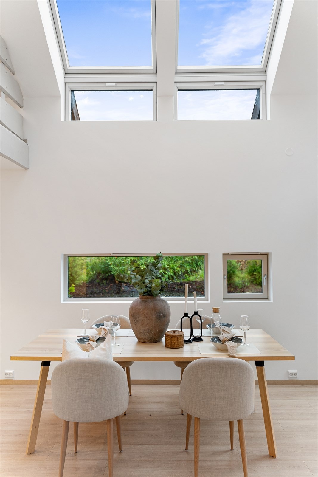 Stuen er stor og enkel å innrede, samtidig som den oppleves som lun og et hyggelig sted å være. Galleribilde