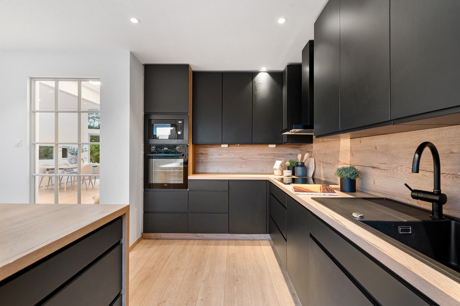 De integrerte hvitevarer skaper et stilrent kjøkken med rene linjer. Galleribilde