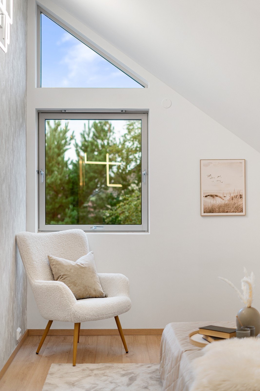 Lyse farger på vegger, gulv, tak og treverk gir en romslig og luftig følelse. Galleribilde