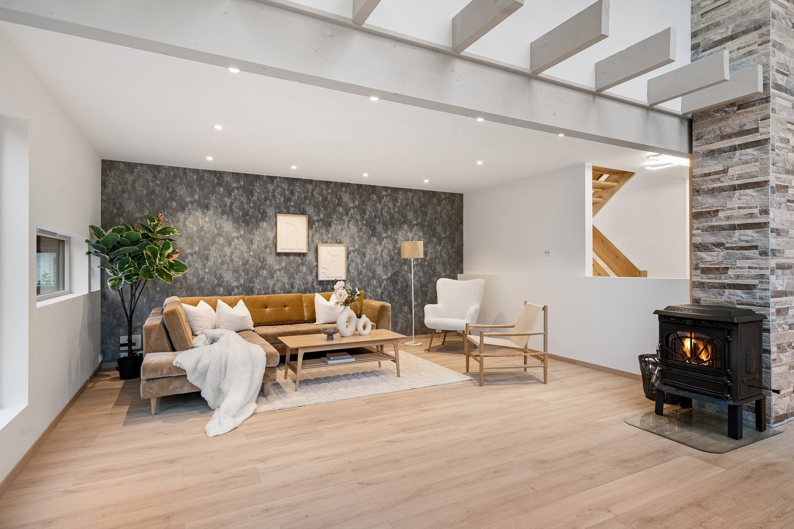 Stuen kan deles inn i flere soner, noe som gir opplevelsen av å ha flere stuer. Galleribilde