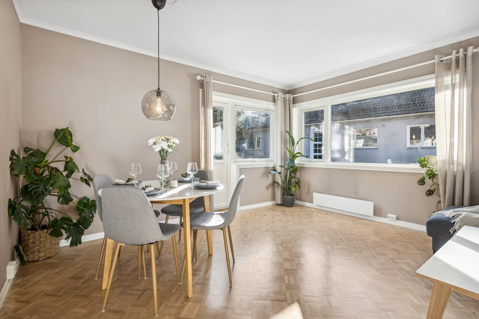 Store vindusflater som gir godt med naturlig lys. Galleribilde