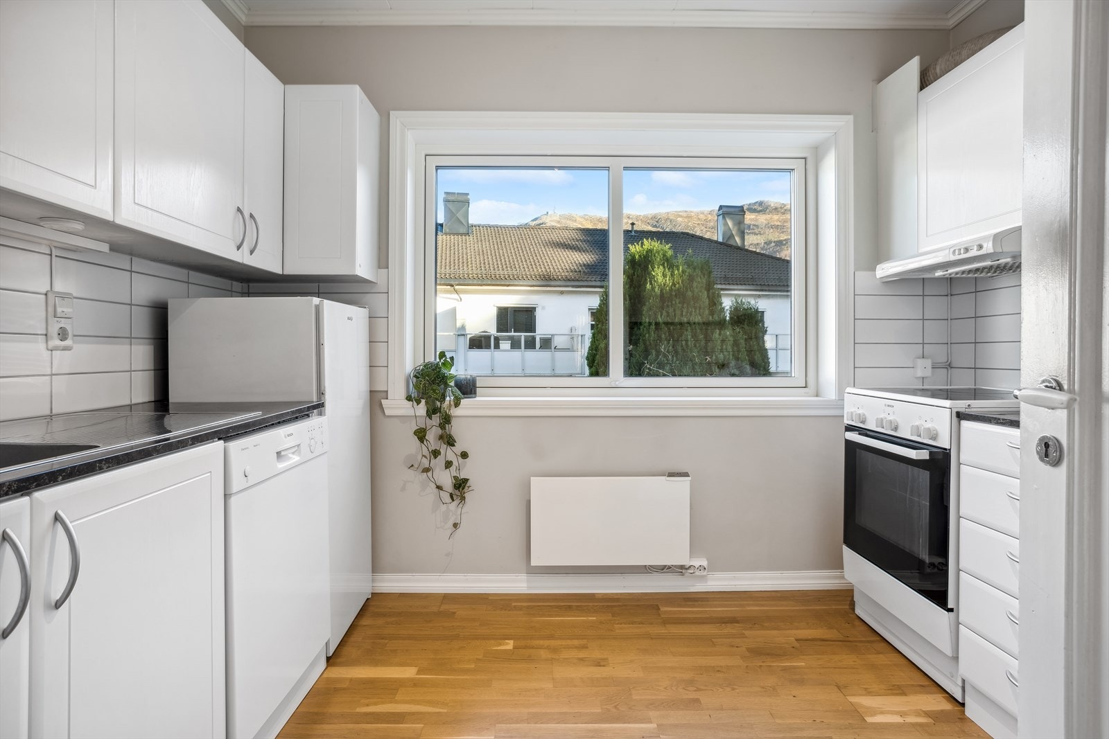 Kjøkkenet er utstyrt med stekeovn med platetopp, oppvaskmaskin og kjøleskap. Det er lys samt strømuttak under overskap. Kjøkkenventilator med avtrekk ut og naturlig avtrekk. Galleribilde