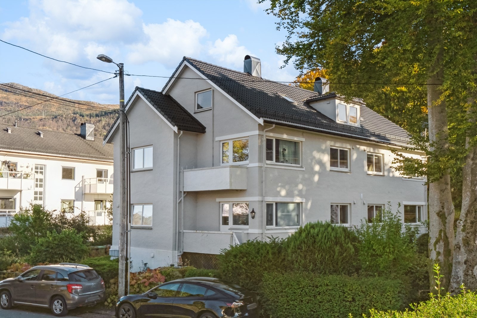 Boligen ligger i byggets 2. etasje og disponerer en bod i kjelleretasjen. Galleribilde