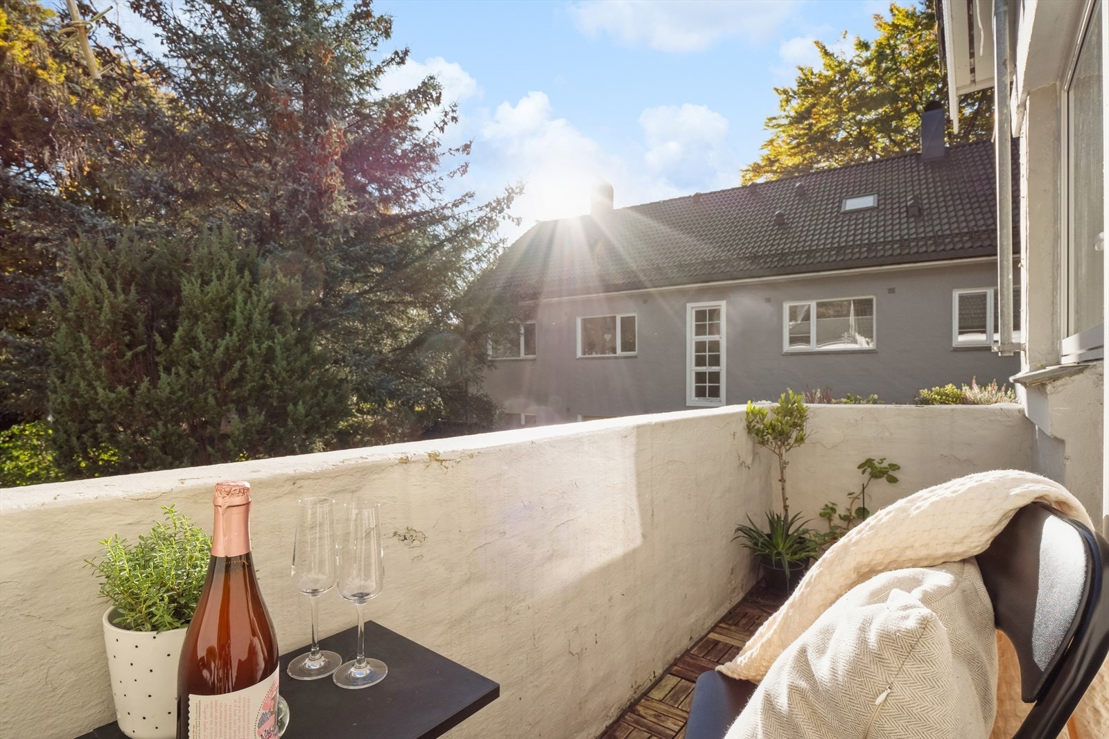 Syd-østvendt balkong med sol fra ca. kl. 09:00 til 15:00 midtsommers. Galleribilde