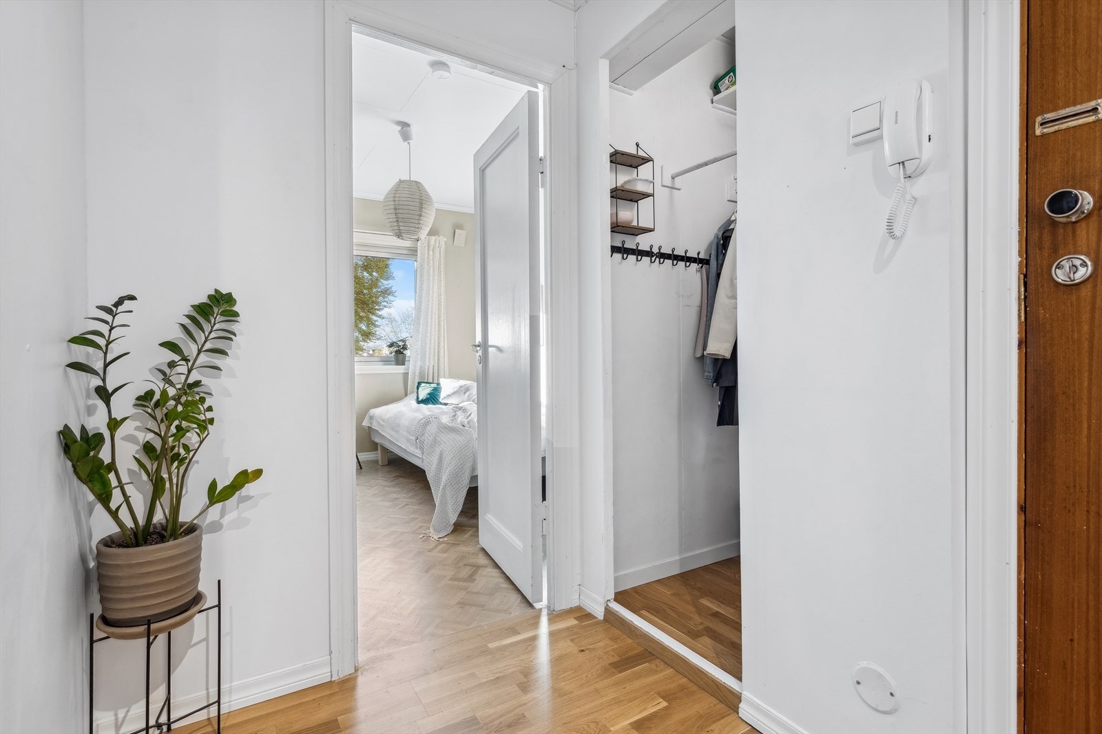 I entreen er det garderobe og dørtelefon. Galleribilde