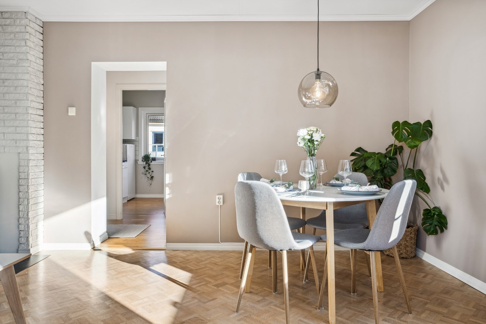 I stuen er det plass til et spisebord, sofagruppe og tv-benk. Galleribilde