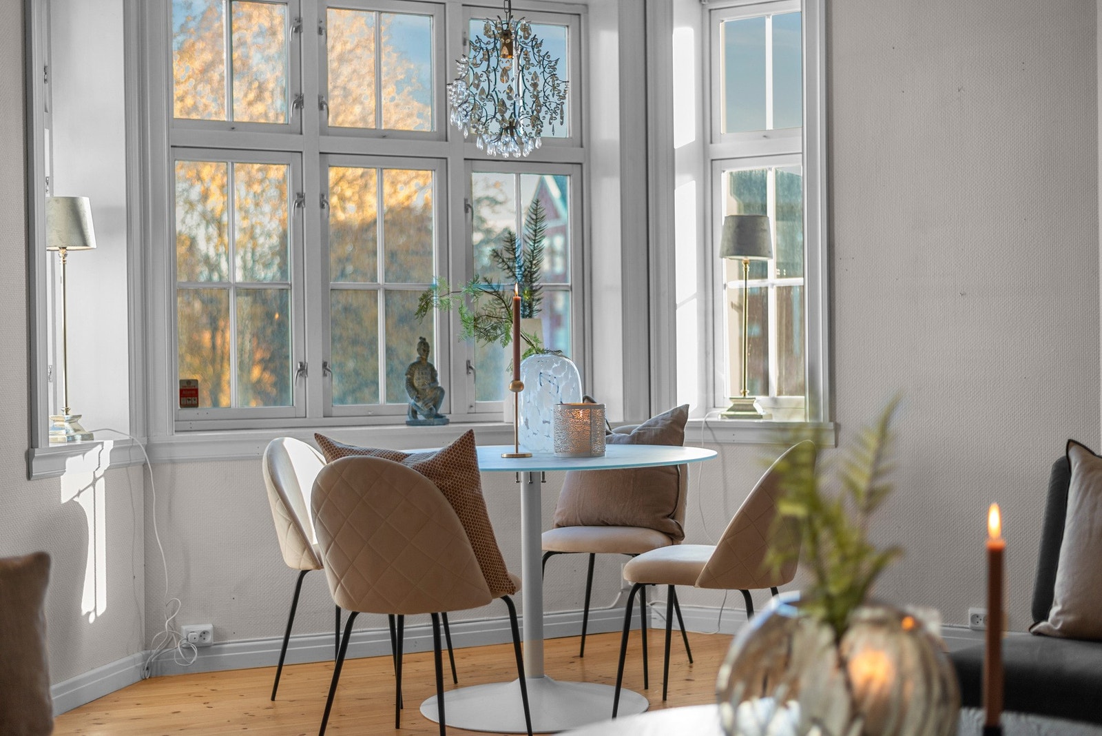 Store vinduer som gir godt lys til både kjøkken og stue Galleribilde
