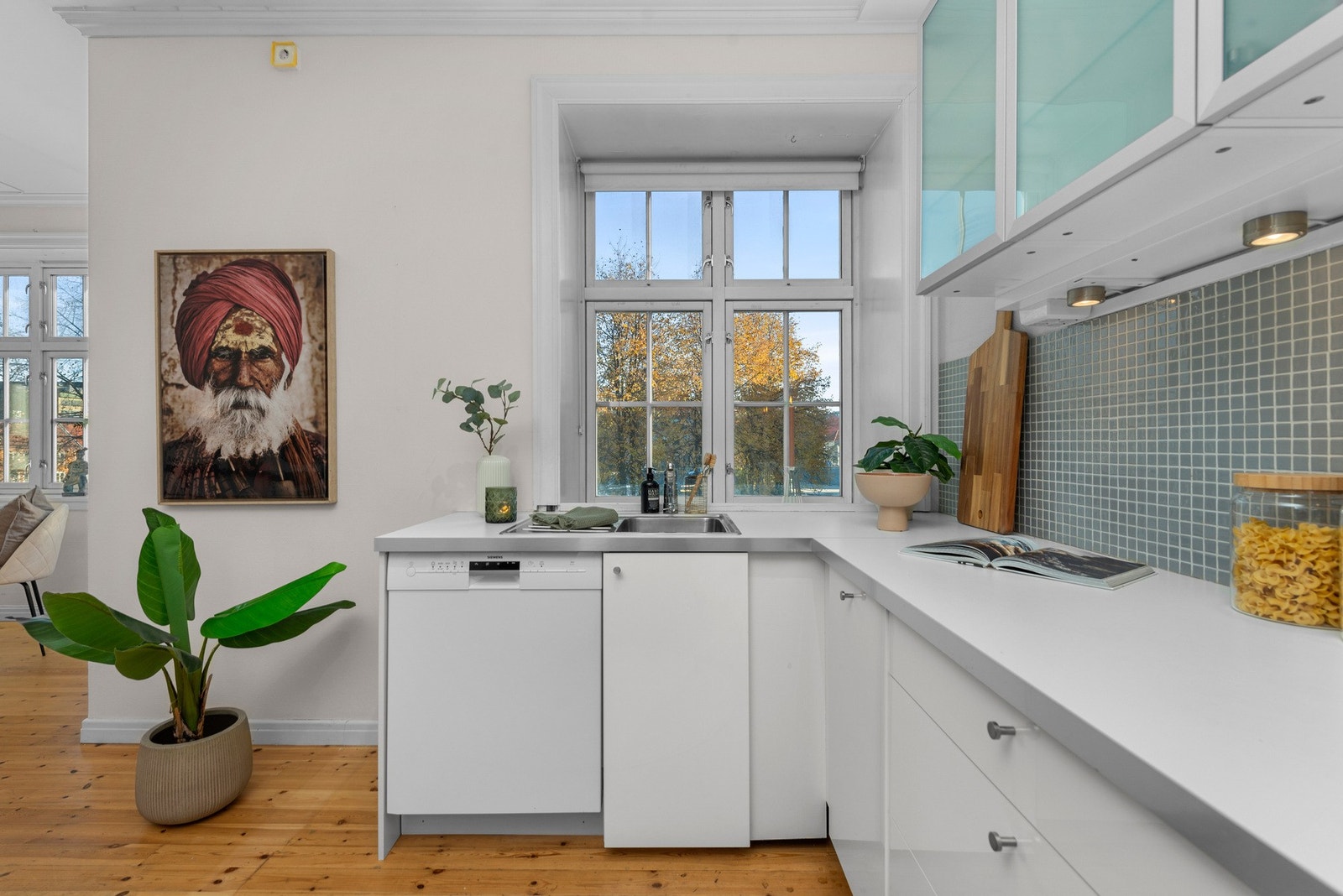 Store vindusflater gir godt lys både til kjøkken og stue Galleribilde