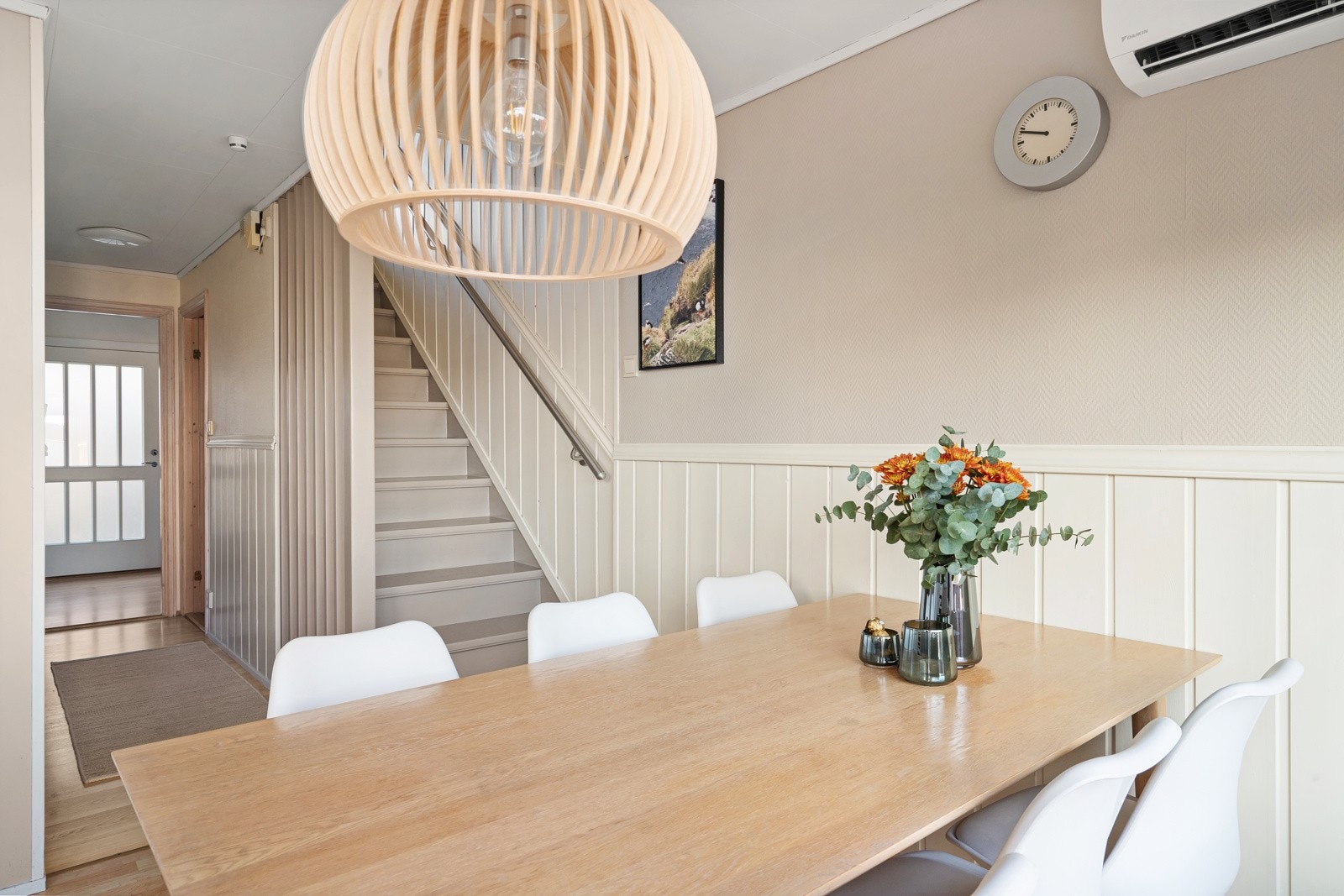 Velkommen inn! 1. etasje består av entré, bad, kjøkken og soverom. Galleribilde