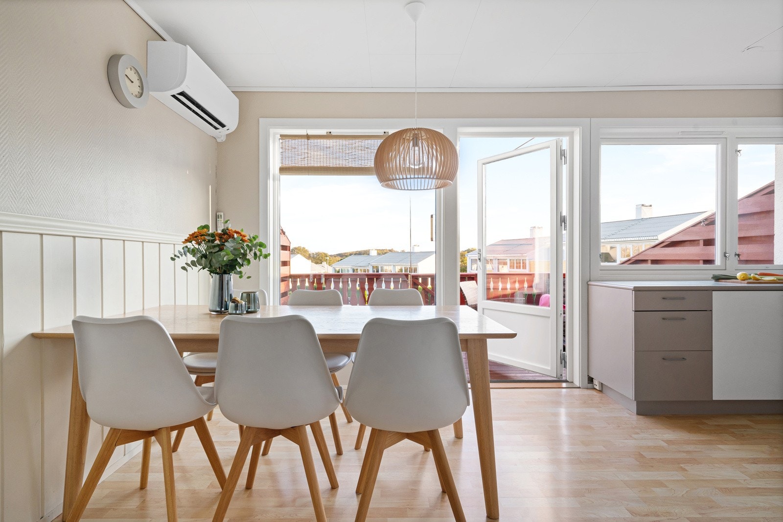 Boligen innehar en praktisk og funksjonell rom/planløsning. Varmepumpe ble installert i 2019. Galleribilde