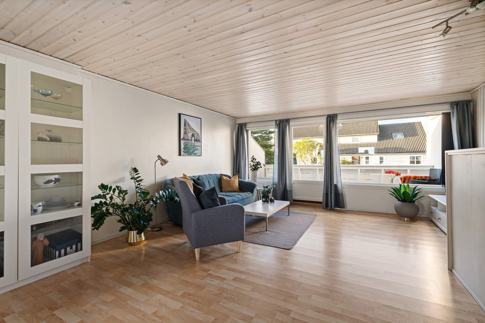 Stuen kan enkelt møbleres i ulike soner. Videre tilkomst terrasse. Galleribilde