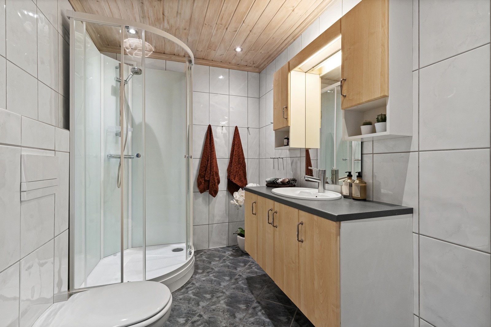 Bad med teknisk standard fra 2004 (membran, fliser og sanitærutstyr). Flislagt gulv/vegger og gulvvarme. Galleribilde