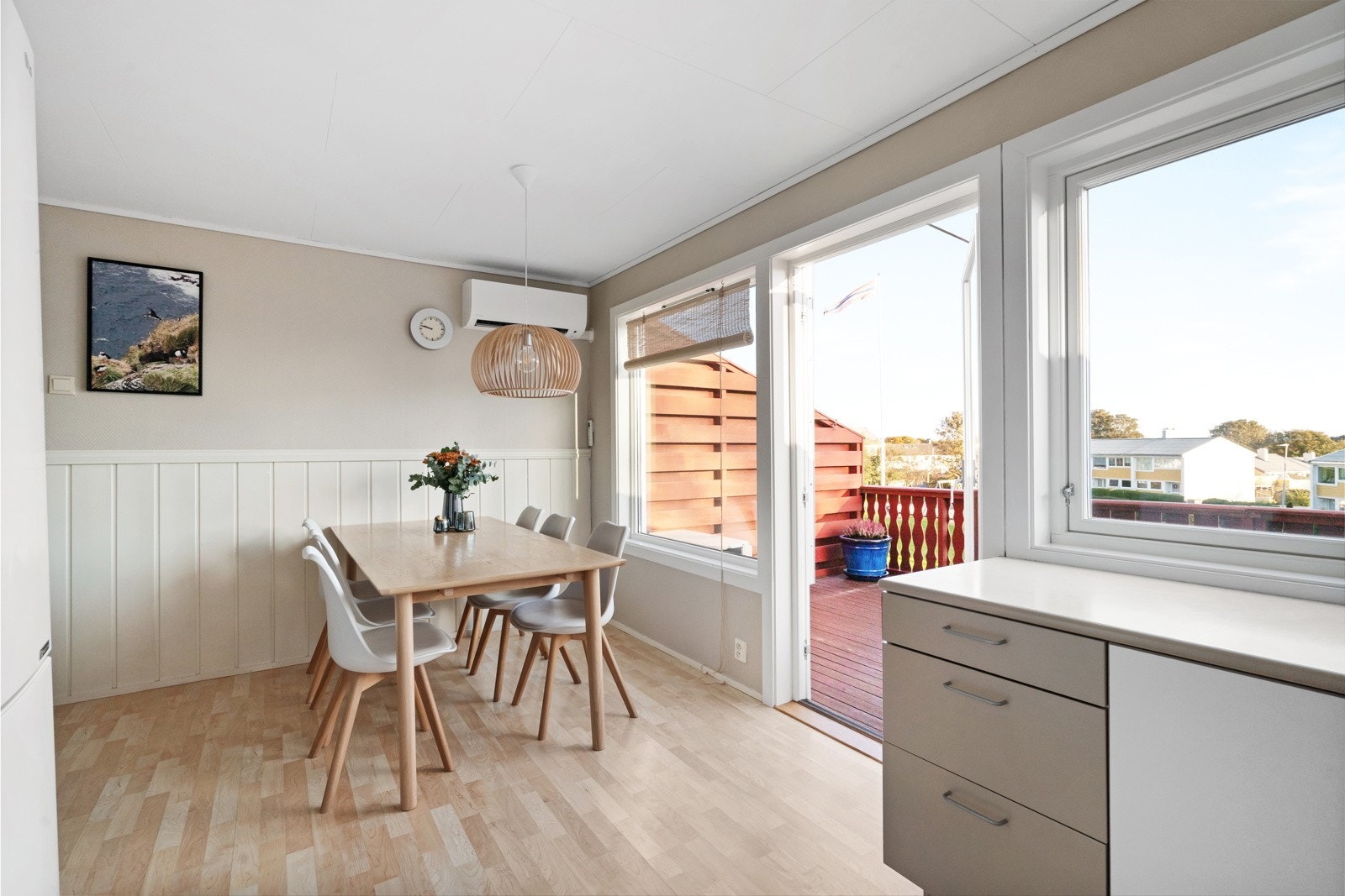 Kjøkken og spisestue i åpen løsning med videre tilkomst til terrasse med formiddagssol. Galleribilde