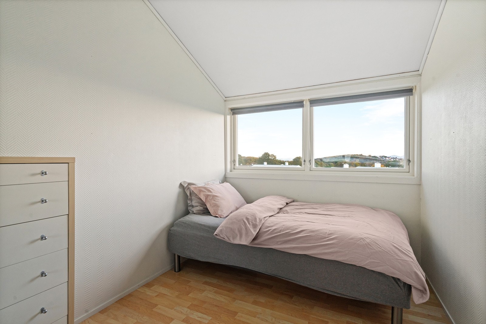 Soverom 2 av god størrelse med god takhøyde. Galleribilde