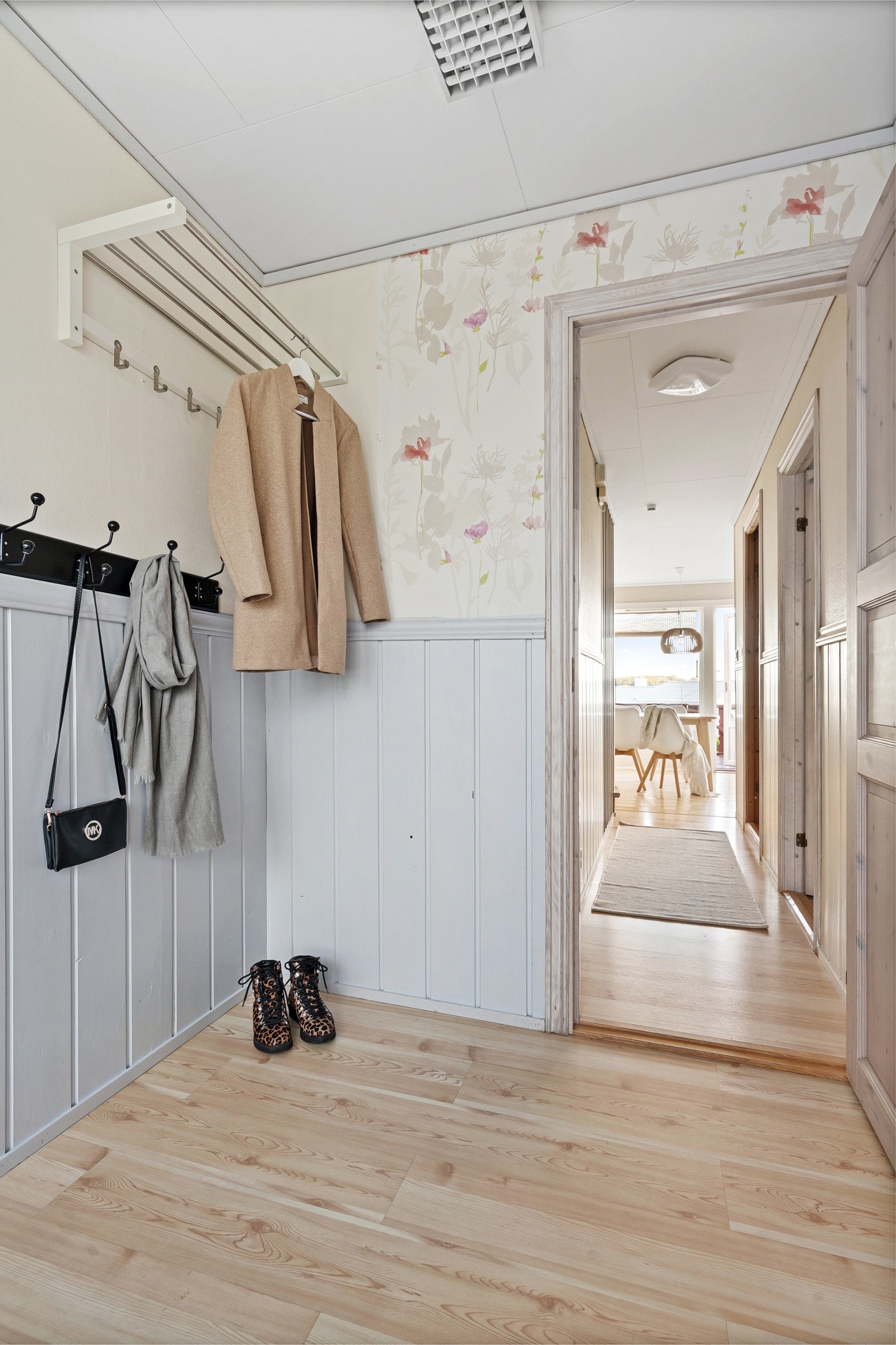 Romslig entré Galleribilde