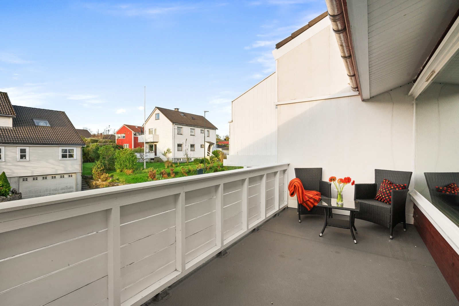 Sørvendt terrasse på 9 kvm med ettermiddag og kveldssol. Galleribilde